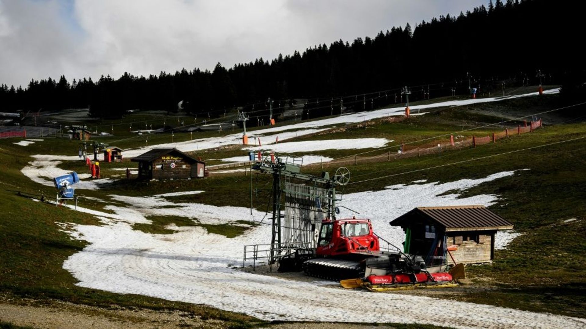 Remontes-pentes à l’arrêt dans la station de ski française de Le Semnoz, près d’Annecy, à cause d’un manque de neige, le 27 décembre 2022.