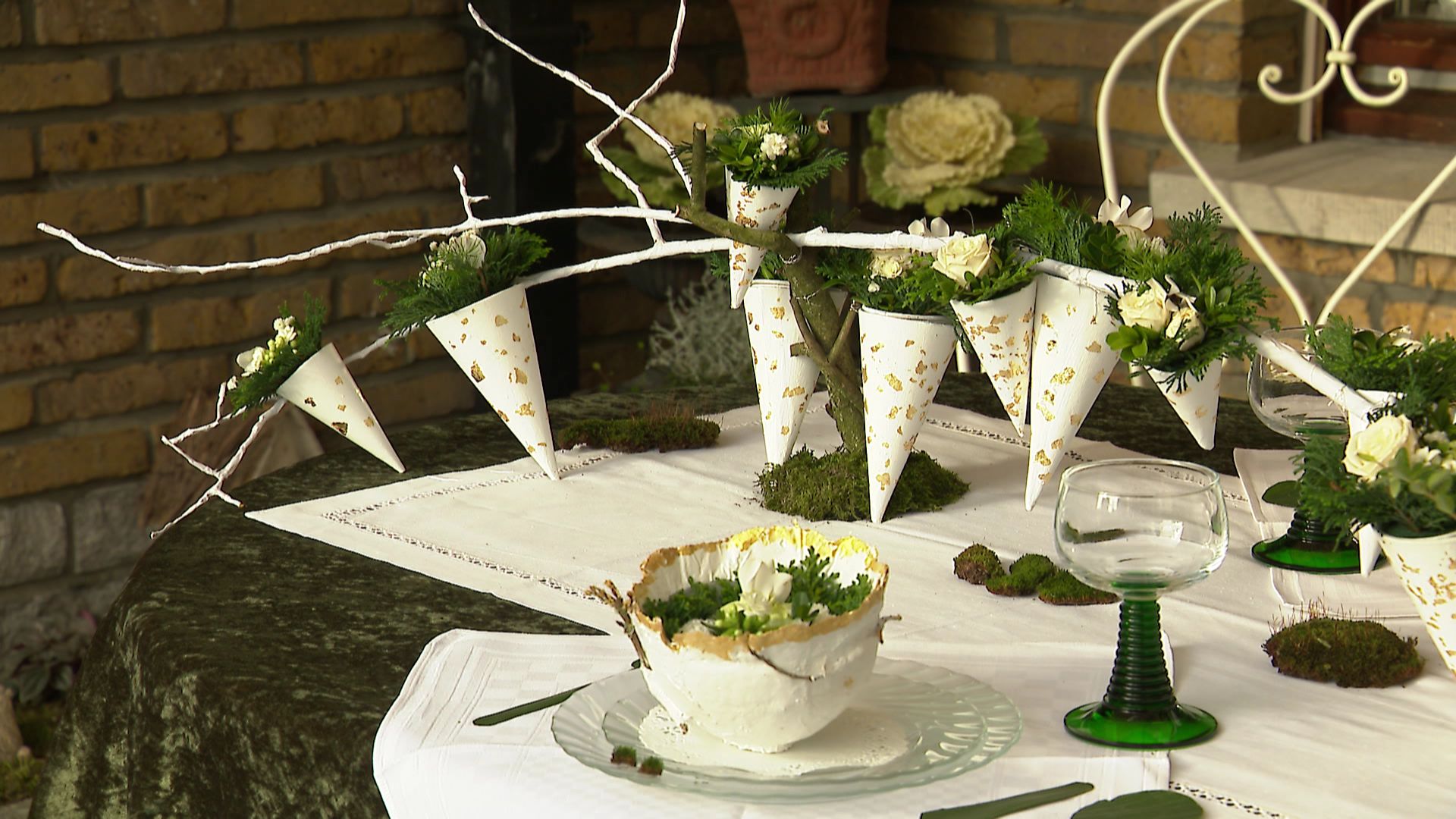 Table de fête décorée avec des éléments pris au jardin