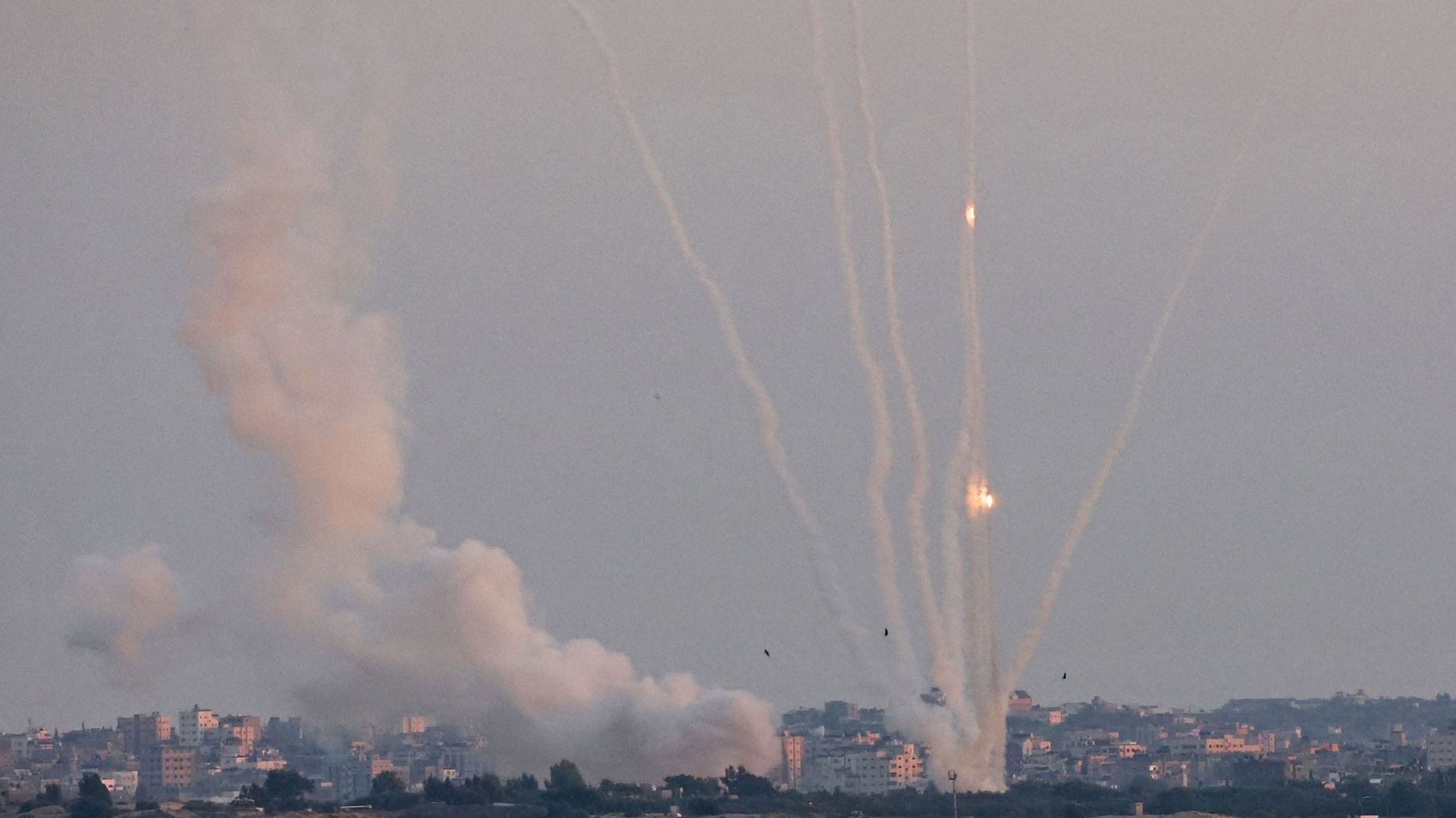 Cette photo prise depuis la ville d’Ashkelon, dans le sud d’Israël, montre des roquettes palestiniennes tirées depuis la bande de Gaza, le 7 août 2022.
