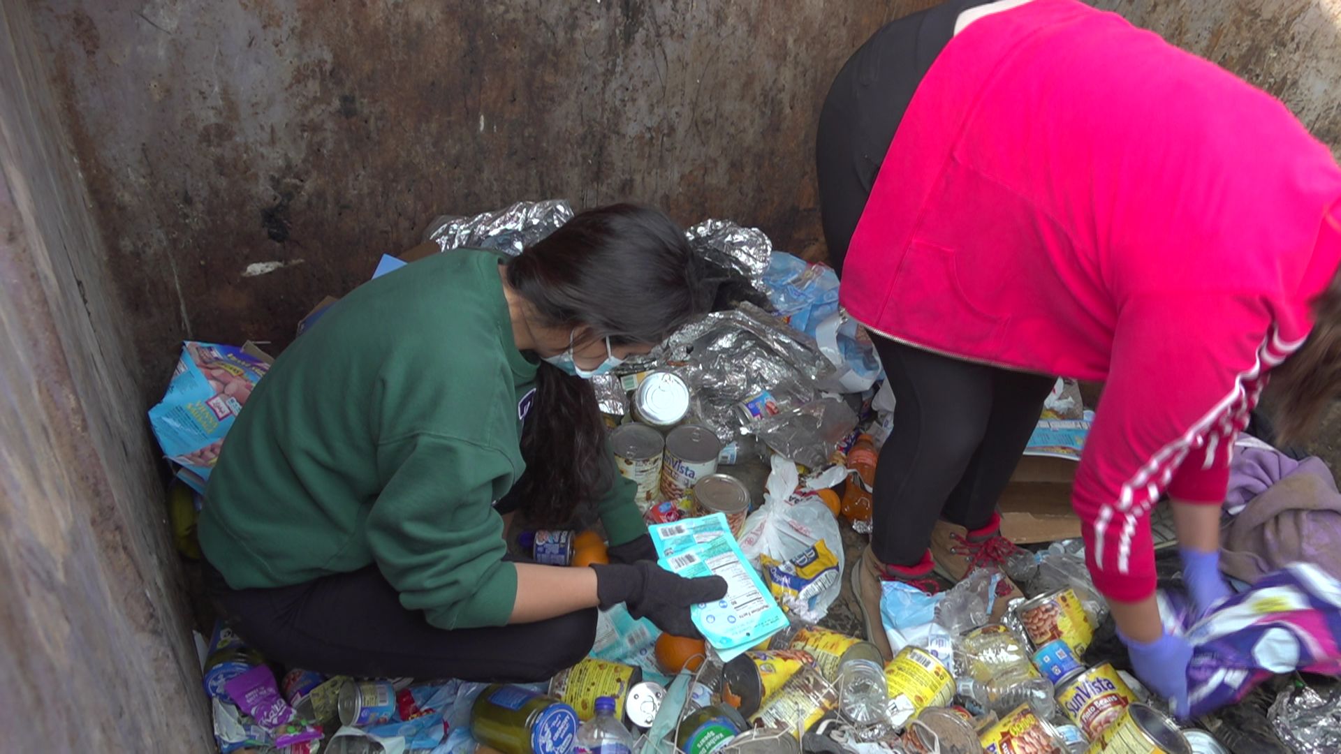 Un groupe de citoyens de Yuma tente de récupérer des denrées alimentaires jetées volontairement à la poubelle pendant la nuit. Janvier 2022.