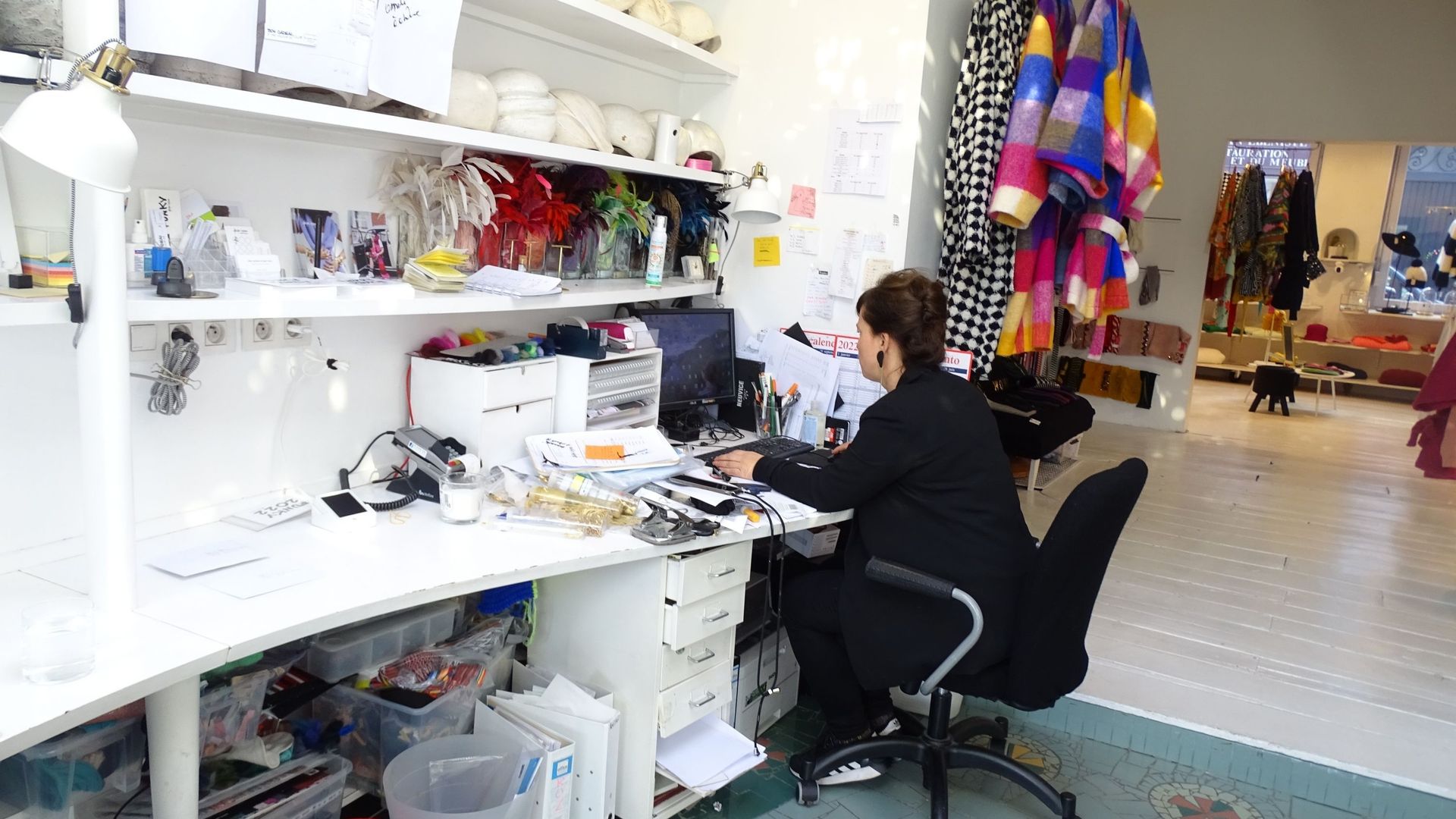 Dans l’atelier d’Ariane Lespire : la créatrice liégeoise qui travaille