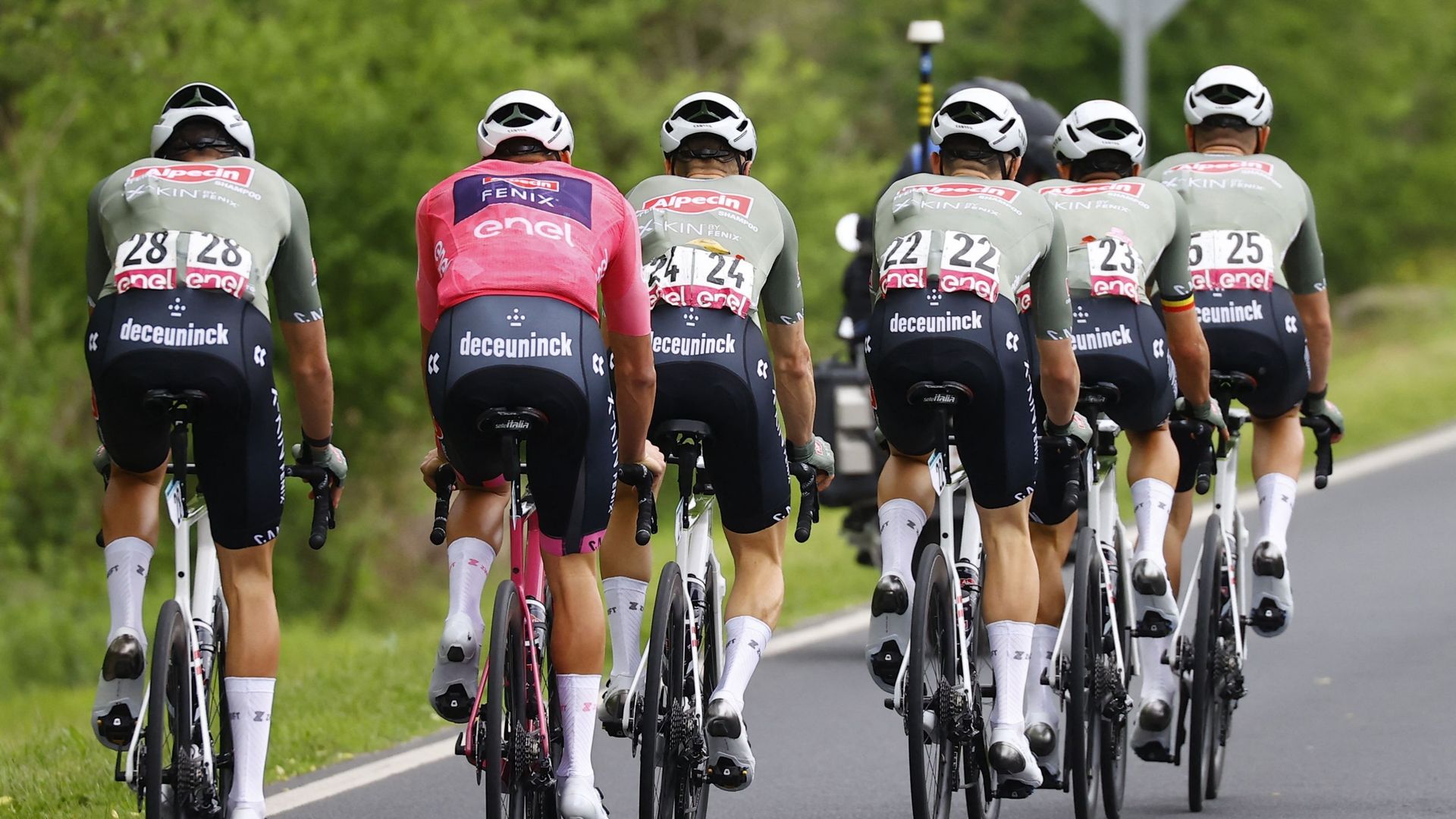 L'équipe Alpecin-Fenix lors de la 3e étape du Giro 2022, Mathieu van der Poel porte le maillot rose de leader
