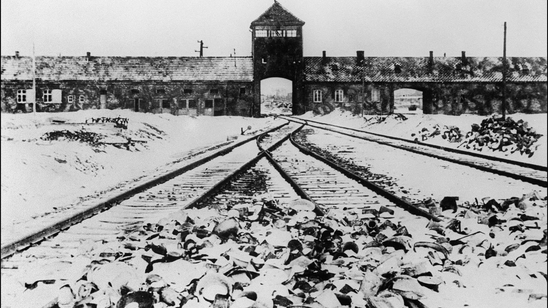 L'entrée d'Auschwitz-Birkenau, camp de concentration et centre d'extermination, photographié en janvier 1945 après la libération.