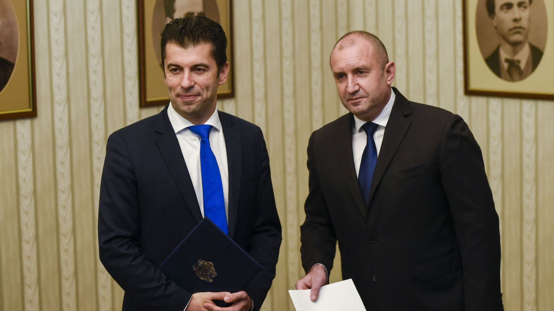 Le Premier ministre désigné et cofondateur du parti Nous continuons le changement (PP), Kiril Petkov (à gauche), et le Président de la Bulgarie, Rumen Radev, posent à Sofia, le 11 décembre 2021.