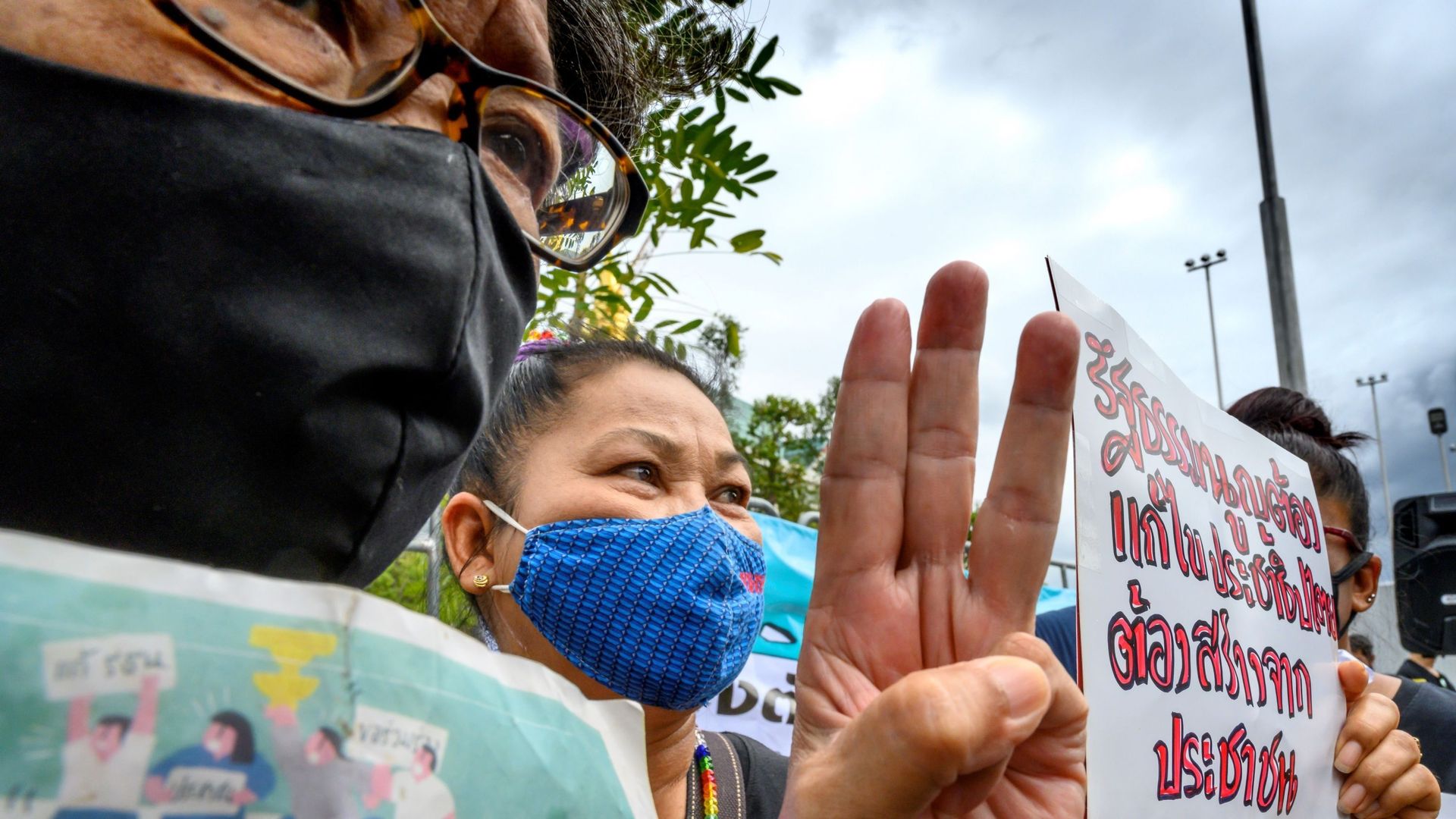 Des manifestants devant le Parlement de Bangkok ce lundi 10 août