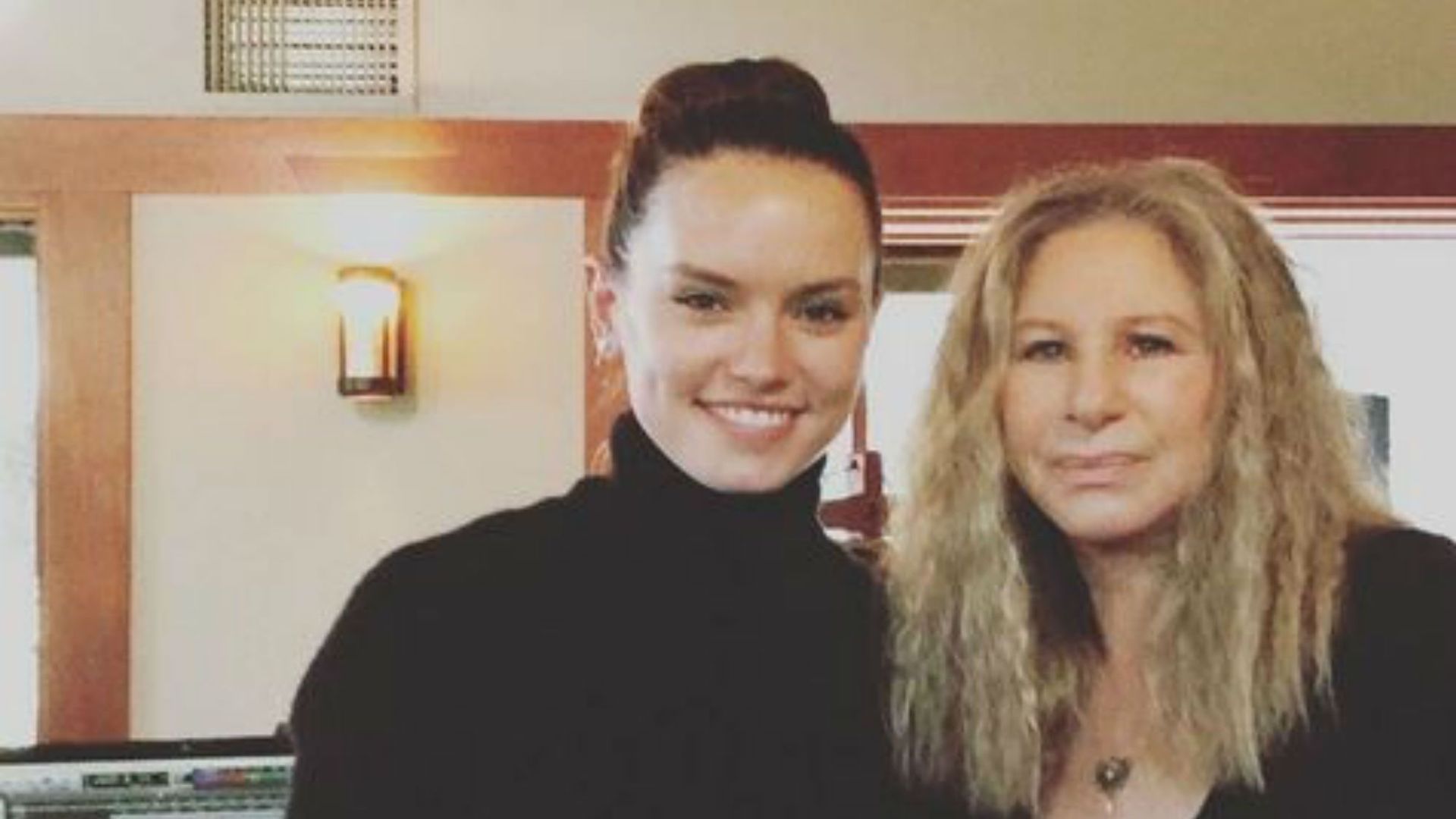 La comédienne britannique a posté sur son compte Instagram cette photo d'elle aux côtés de Barbra Streisand