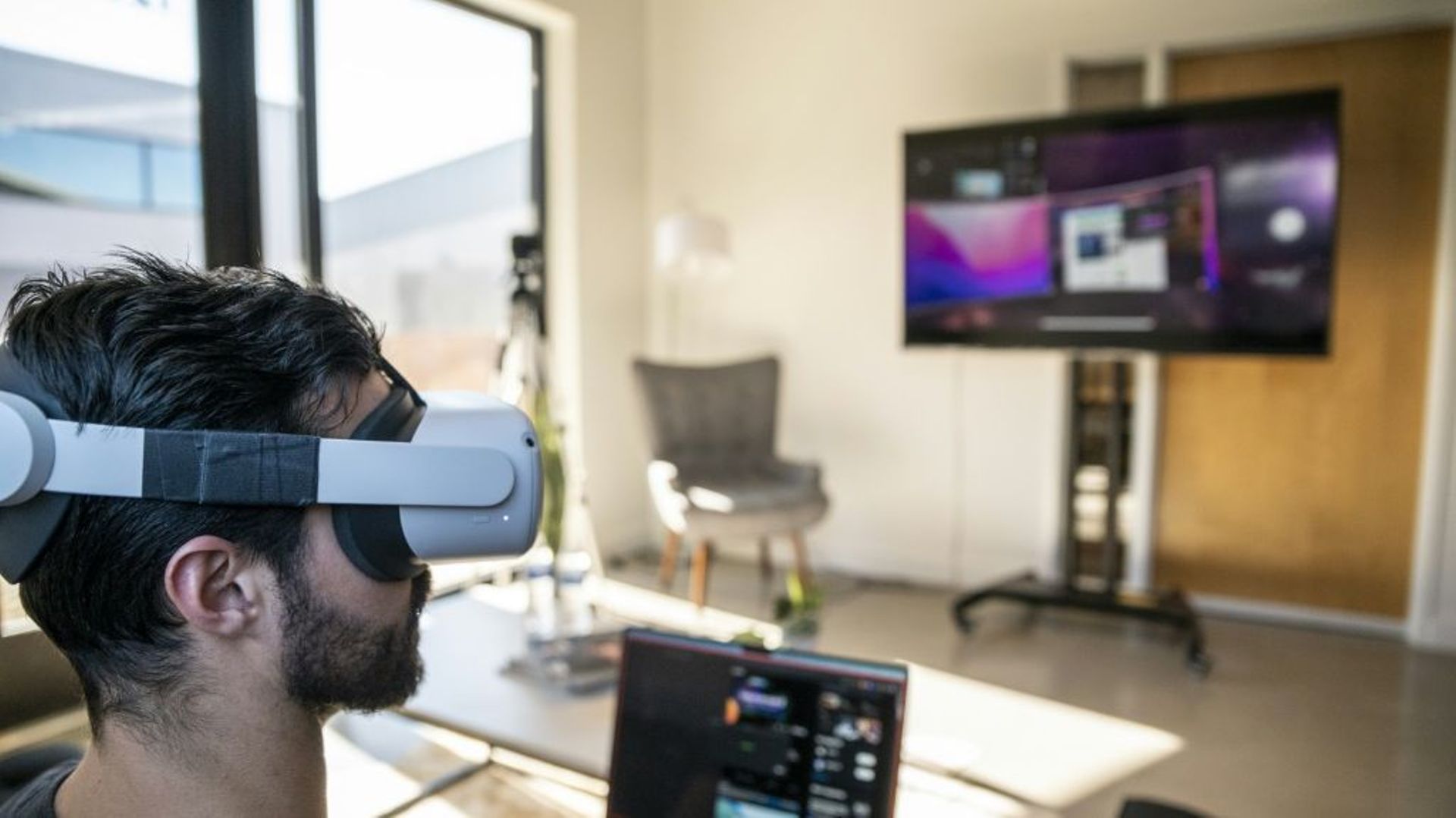 Un employé d’Immersed travaille en réalité virtuelle grâce à un casque Oculus Quest 2 et à l’application de son entreprise, le 28 janvier 2022 à Austin, au Texas