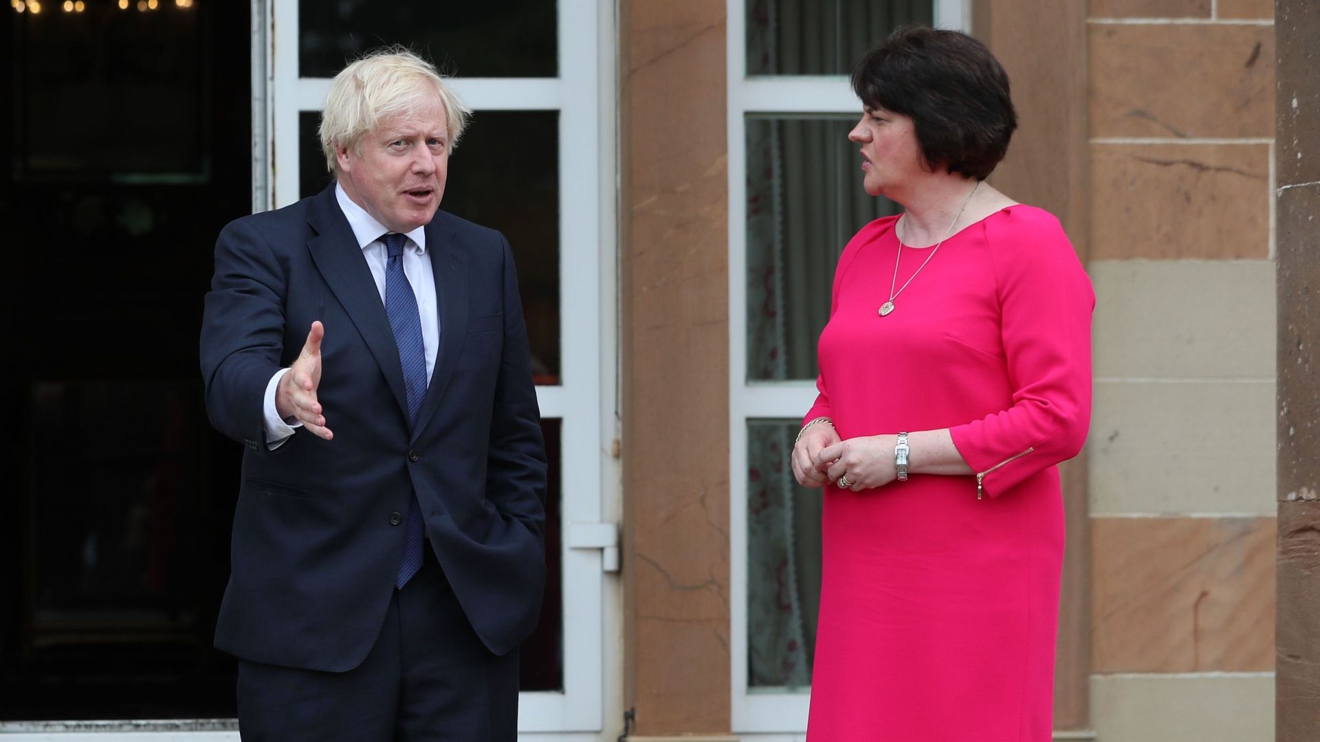 Boris Johnson, le Premier ministre britannique aux côtés d’Arlene Foster, première ministre d’Irlande du Nord.