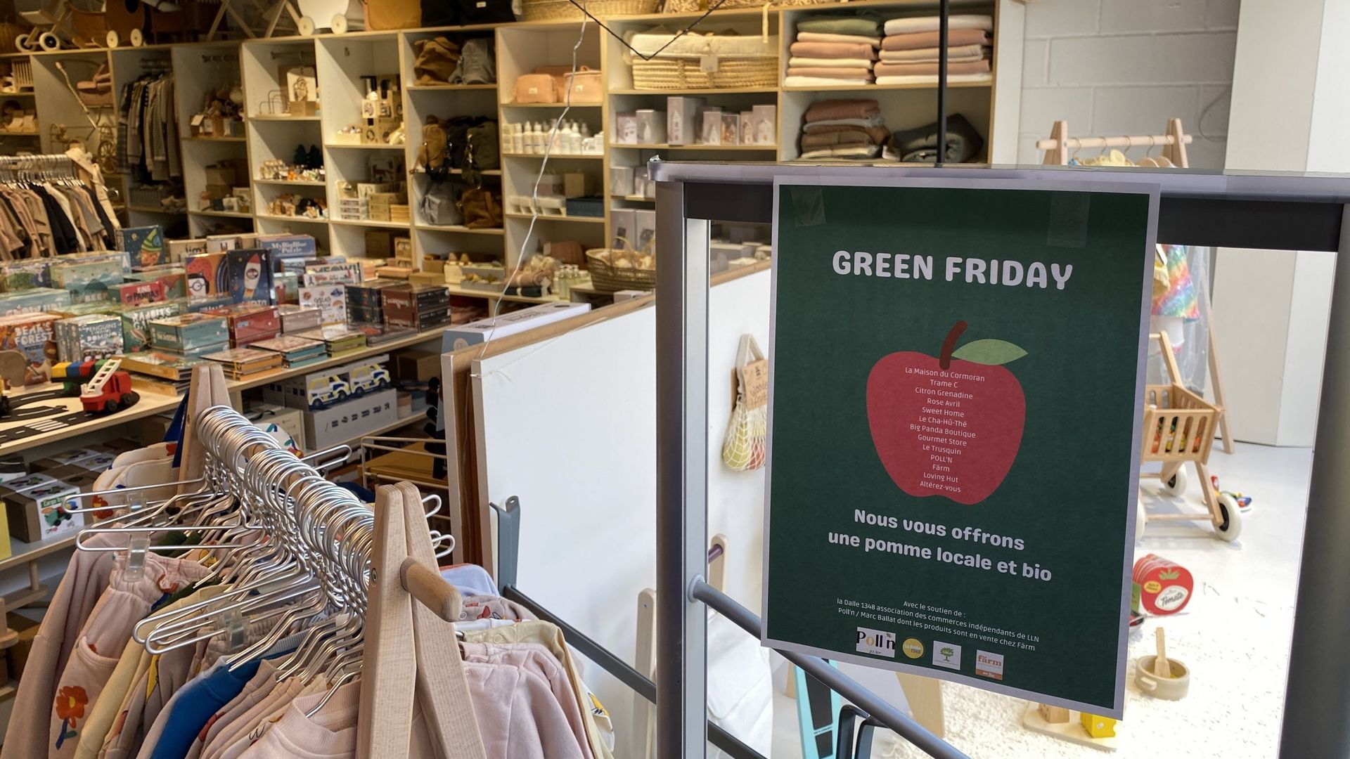 Treize commerçants ont choisi d’offrir des pommes ce vendredi, plutôt que des réductions.