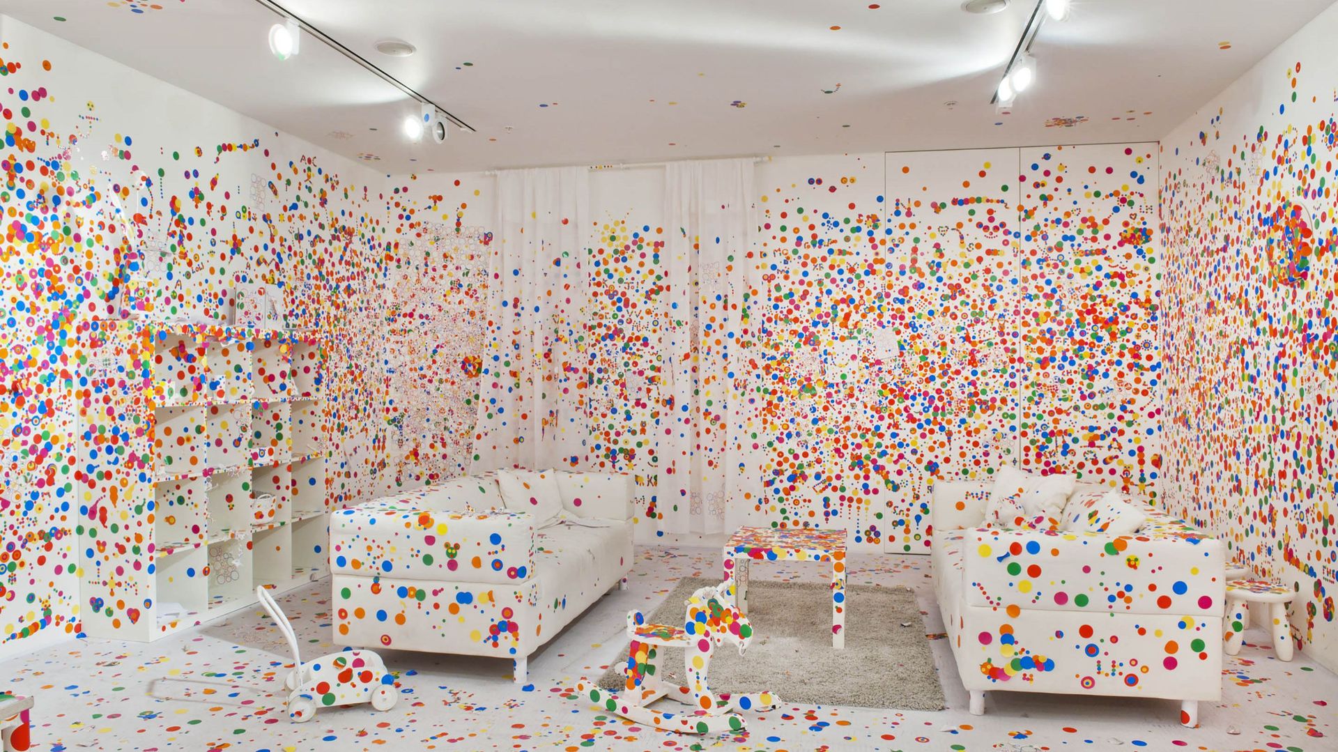 "The obliteration room", commandé à l’origine par la Queensland Art Gallery en Australie, est l’un de ses projets les plus ambitieux et participatifs de Yayoi Kusama.
