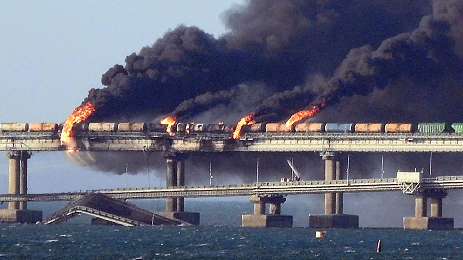 Le pont de Crimée en feu après l'explosion d'un camion piégé, ce 7 octobre 2022.