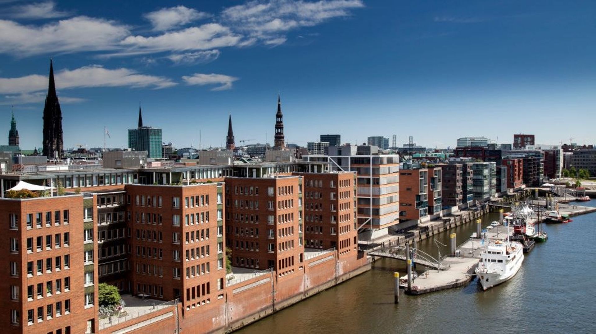 Les immeubles de la Speicherstadt à Hambourg, dans la HafenCity, un réaménagement urbain près du port qui s'adapte à la montée des eaux.