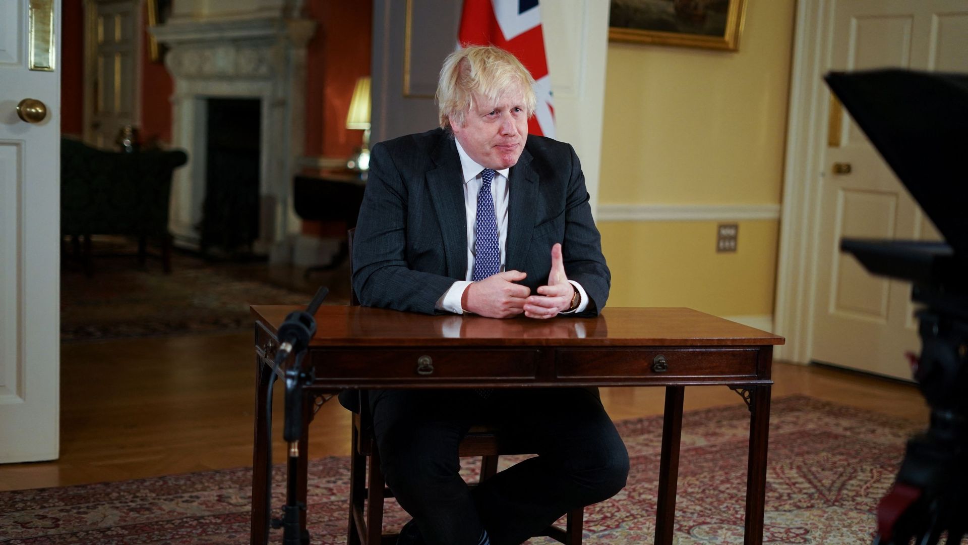 Le Premier ministre britannique Boris Johnson prend la parole pour faire le point sur le programme de vaccination de rappel Covid-19 à Downing Street, dans le centre de Londres, le 12 décembre 2021.