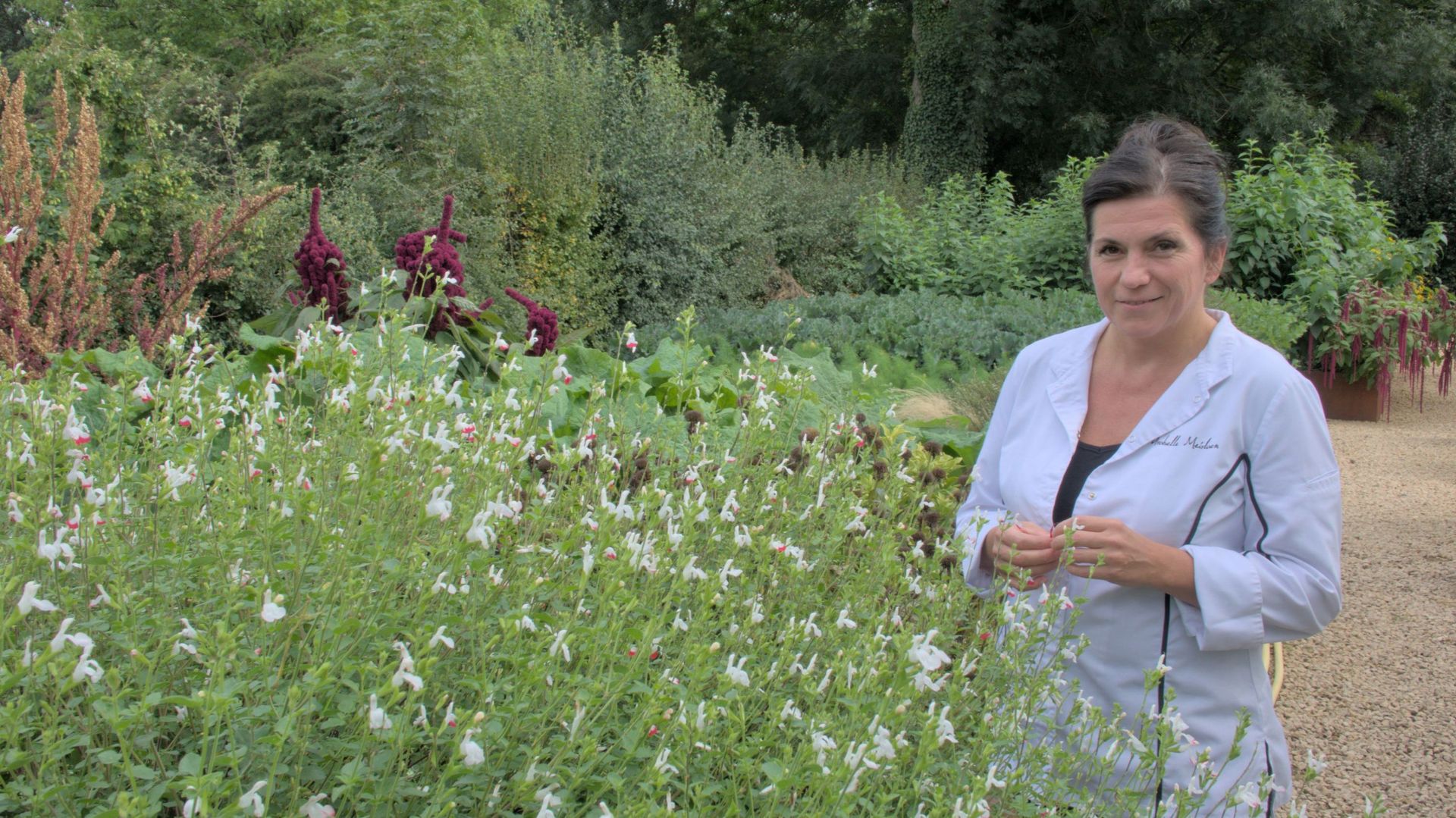 Arabelle Meirlaen, cheffe étoilée à Marchin, ouvrira son jardin le samedi 24 juin. Le grand potager fournit avec une fraîcheur exceptionnelle nombre de légumes et plantes aromatiques pour sa démarche culinaire en lien avec la terre.