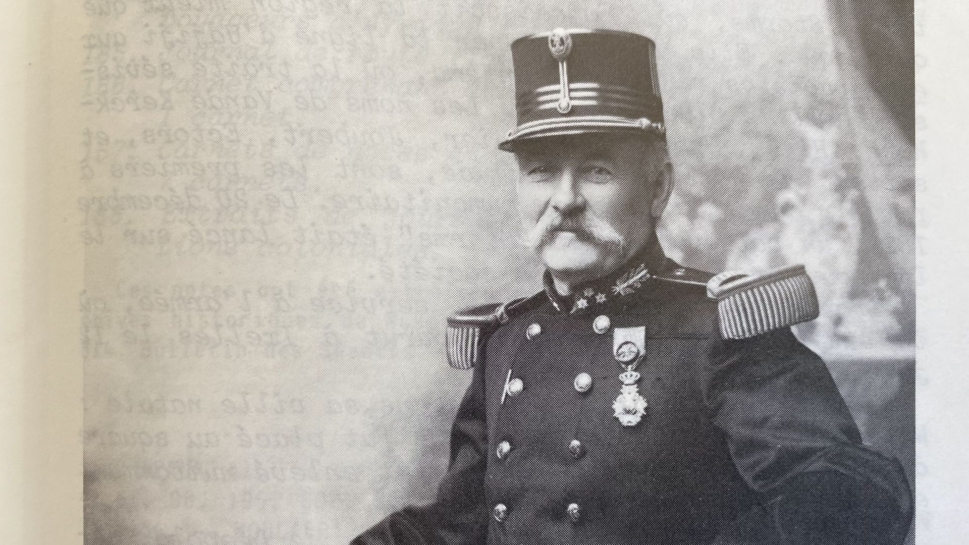 Portrait d'Emile Storms réalisé en 1888 alors qu'il était encore capitaine, publié dans la revue Florinas 