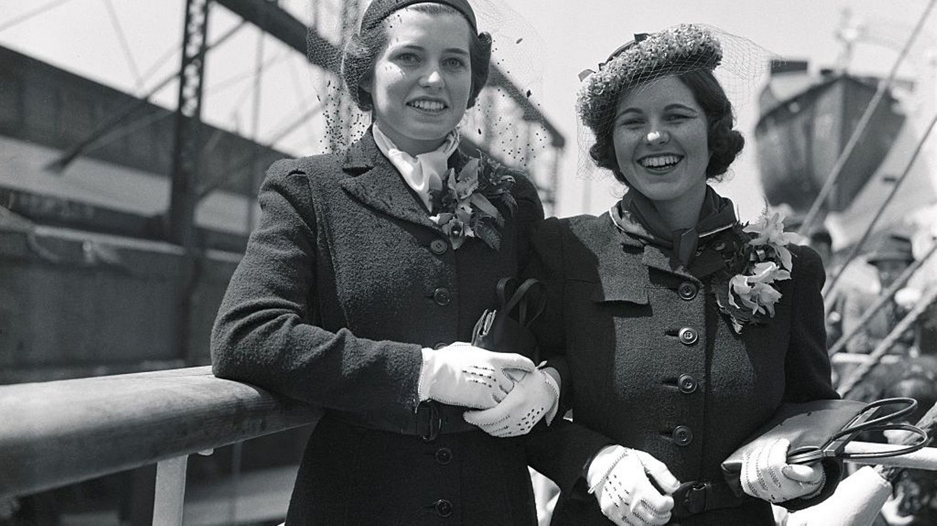 Eunice et Rosemary Kennedy en 1938 devant le S.S. Manhattan.