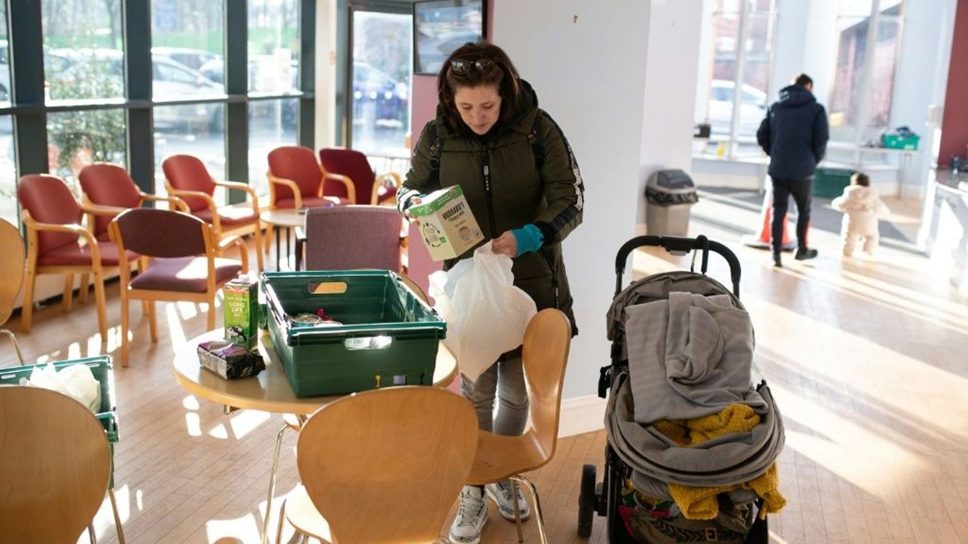 Une jeune femme vient chercher des produits dans une banque alimentaire de Coventry, le 23 janvier 2023 au Royaume-Uni.