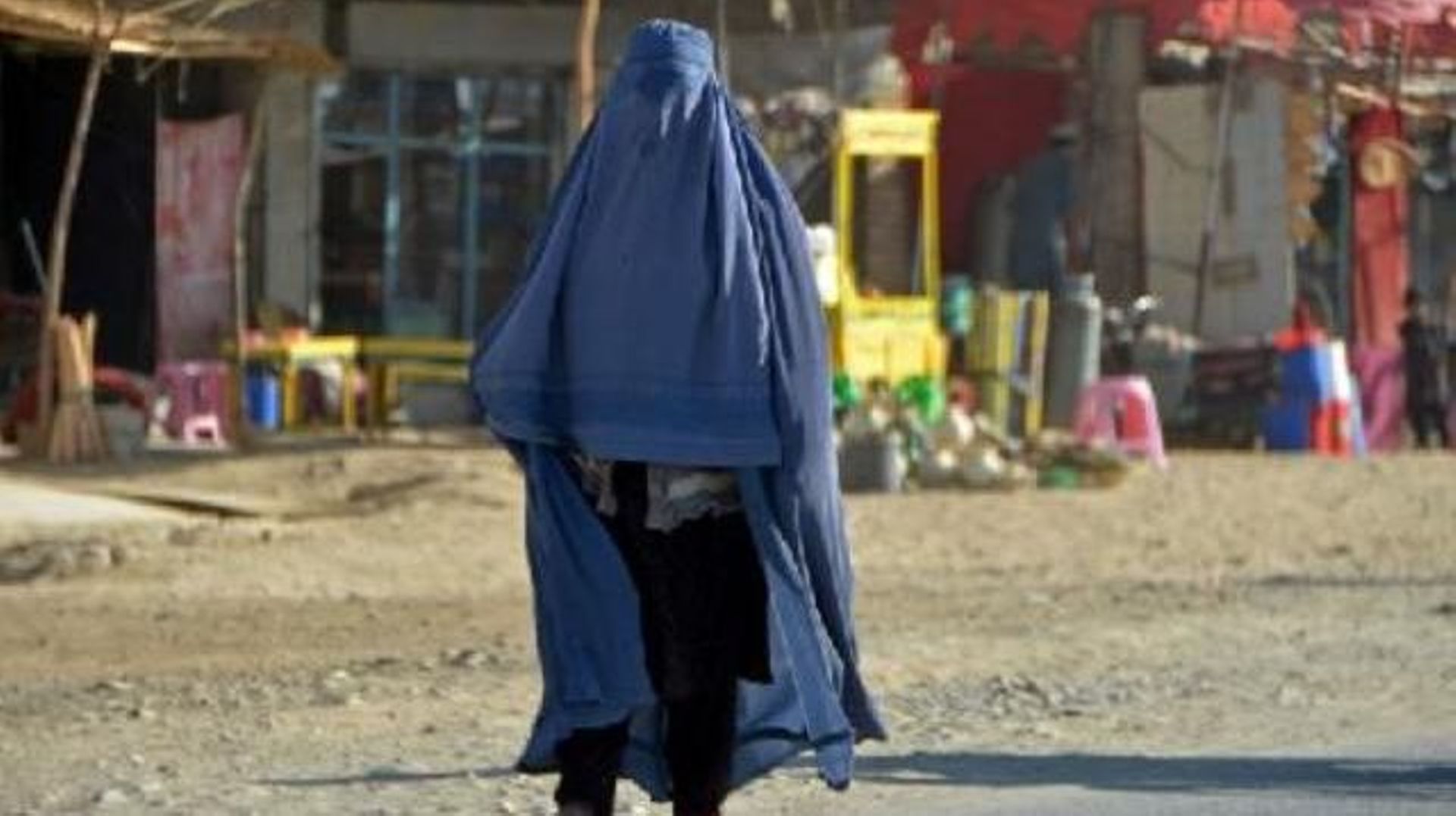 Les talibans interdisent aux femmes de voyager sans être accompagnées