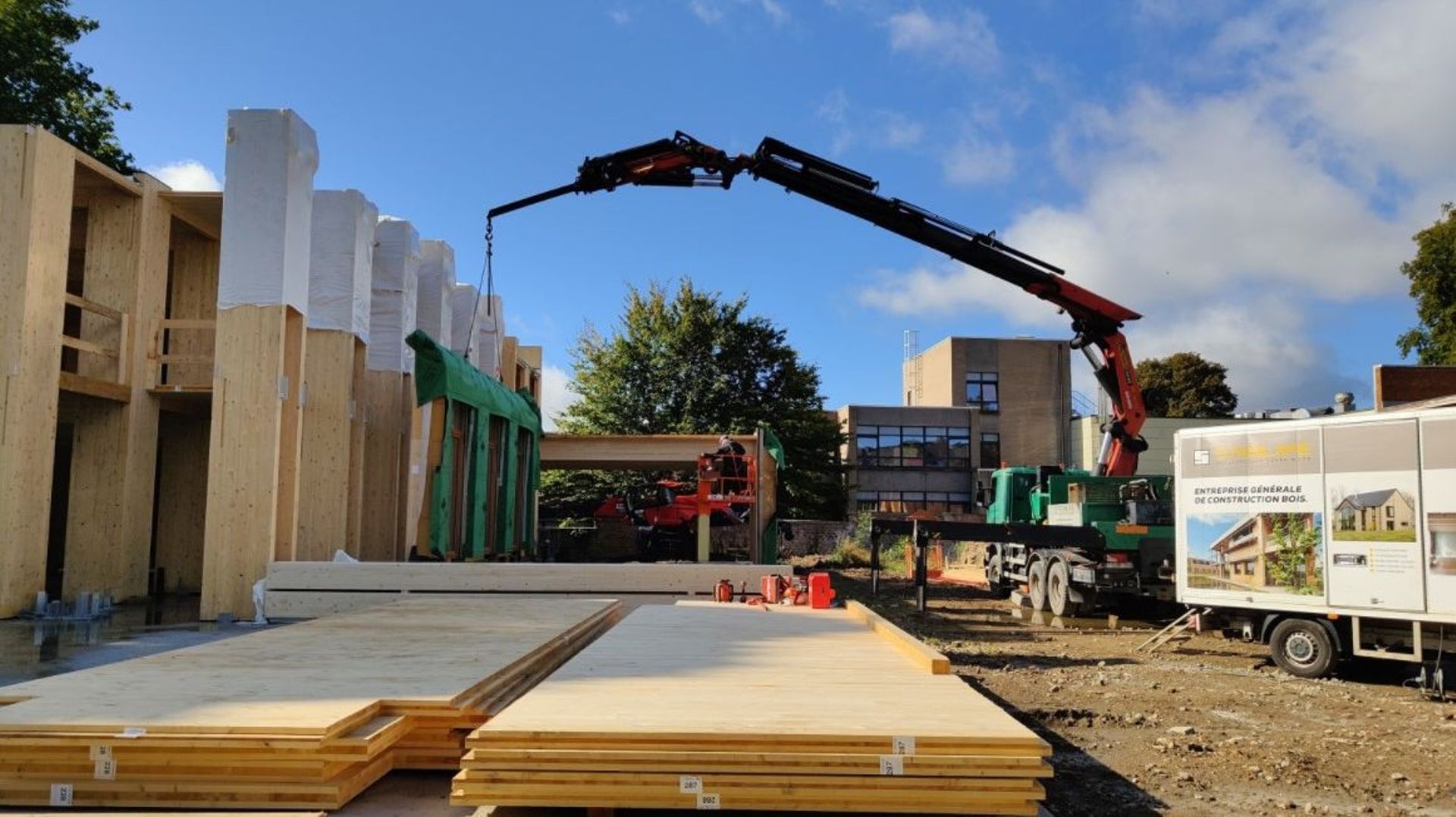 La Louvière : présentation du premier prototype du projet Modul R, un projet de construction de modules scolaires en bois initié par la Fédération Wallonie-Bruxelles