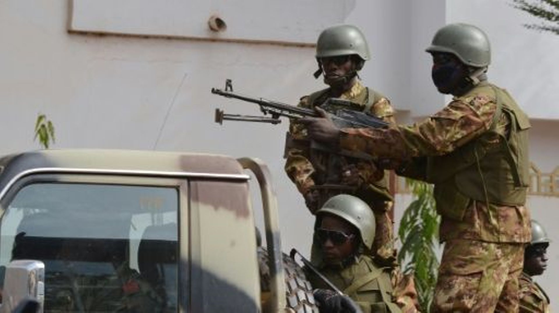 Des soldats maliens le 22 novembre 2015 devant le Radissono Blu à Bamako