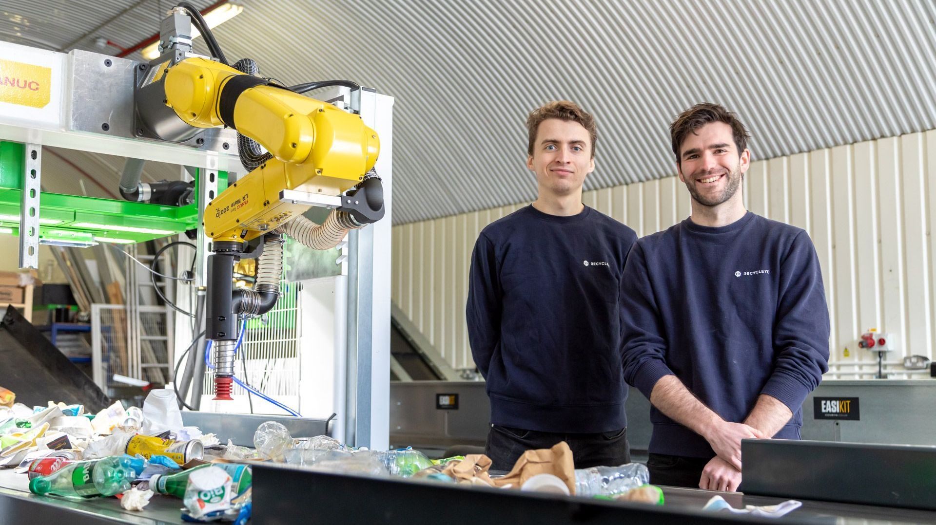 Victor Dewulf (à gauche) et Peter Hedley (à droite), lauréats du prix Young Inventors 2022.