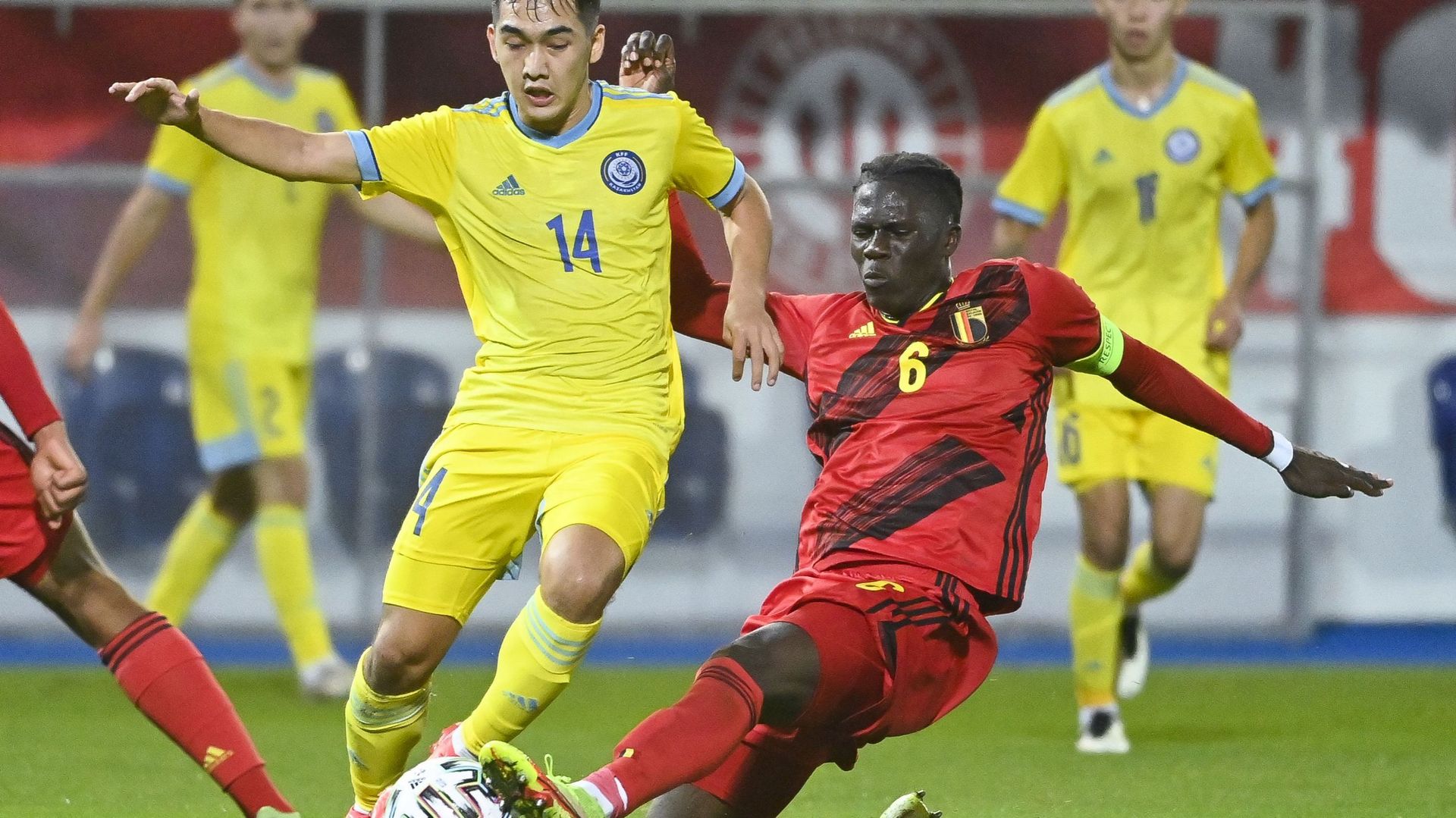 le Kazakh Yuriy Pertsukh et le Belge Amadou Onana lors du match Belgique-Kazakhstan 08/10/2021 qualificatif pour l'Euro U21 de 2023