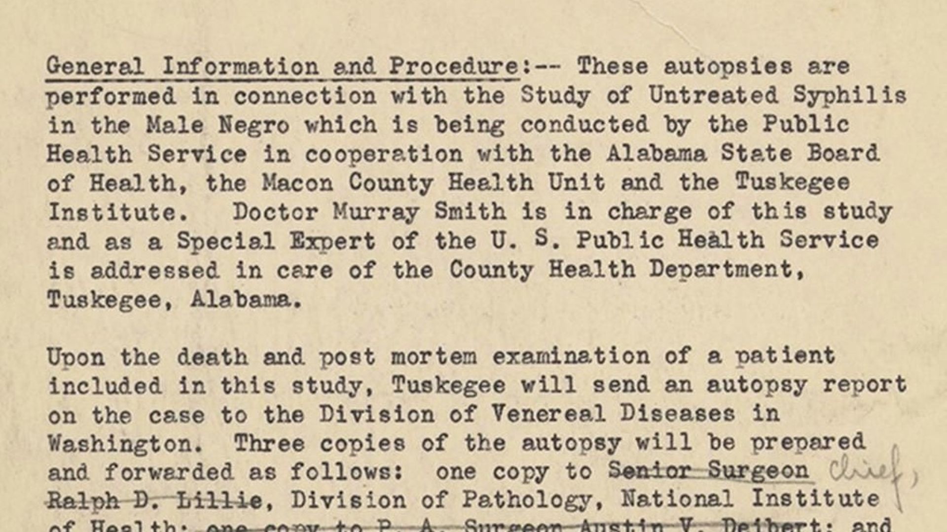 Cette image mise à disposition par les Archives nationales américaines montre une partie d’un document daté de 1940 décrivant les procédures de distribution des résultats d’autopsie des sujets de l’étude sur la syphilis de Tuskegee.