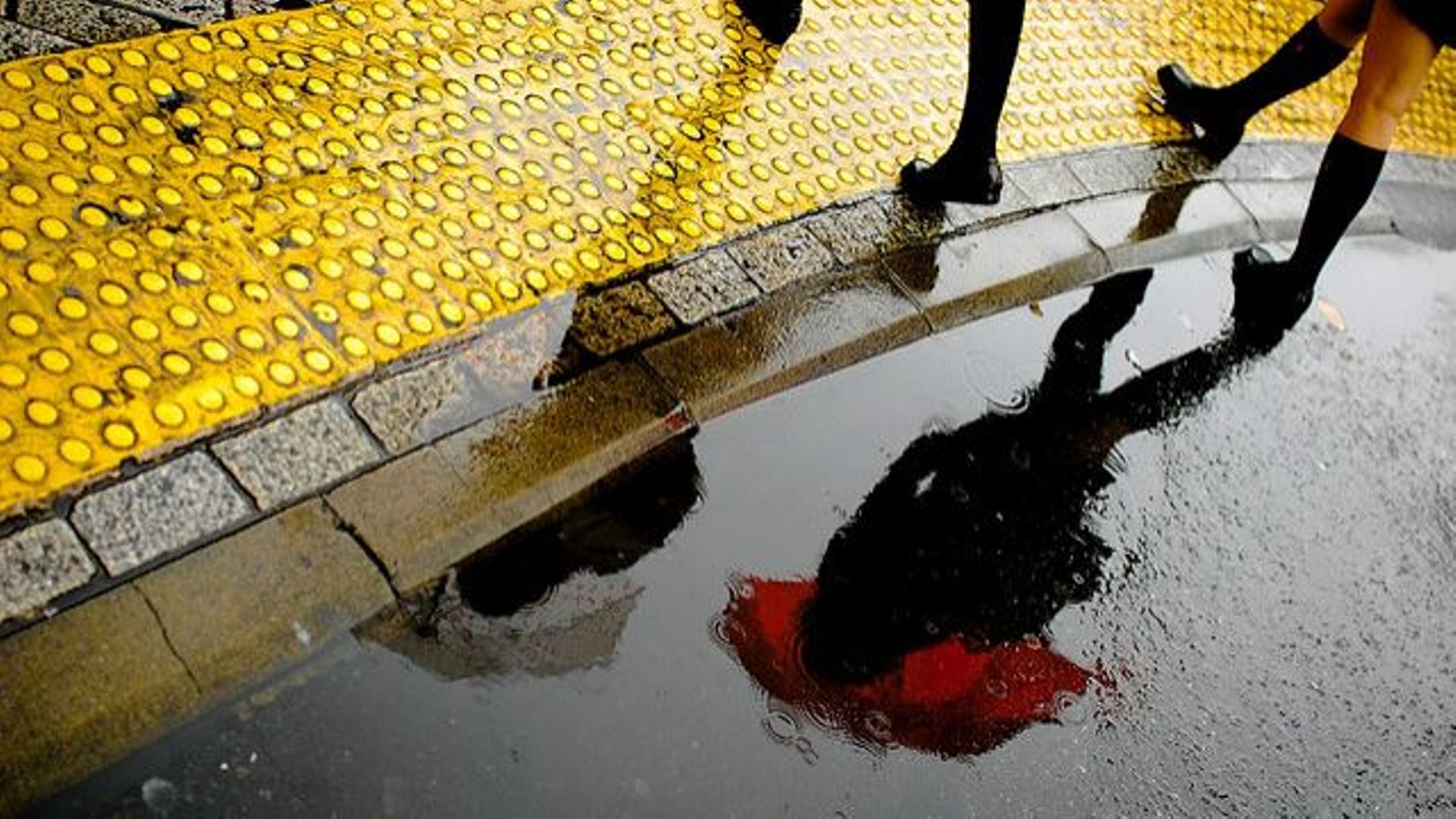 Le parapluie rouge : symbole de la prostitution dans les pays de l'Est, sera employé dans la signalétique du "drive-in du sexe" zurichois. 