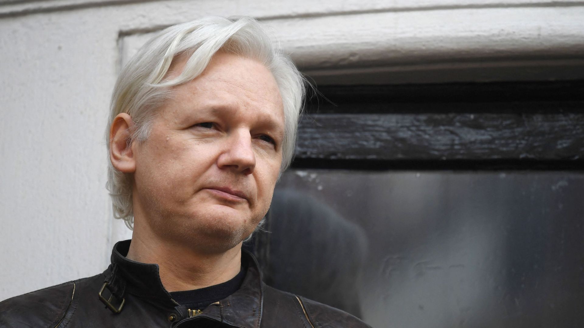 Le fondateur de Wikileaks, Julian Assange, s'exprime sur le balcon de l'ambassade de l'Équateur à Londres, le 19 mai 2017.