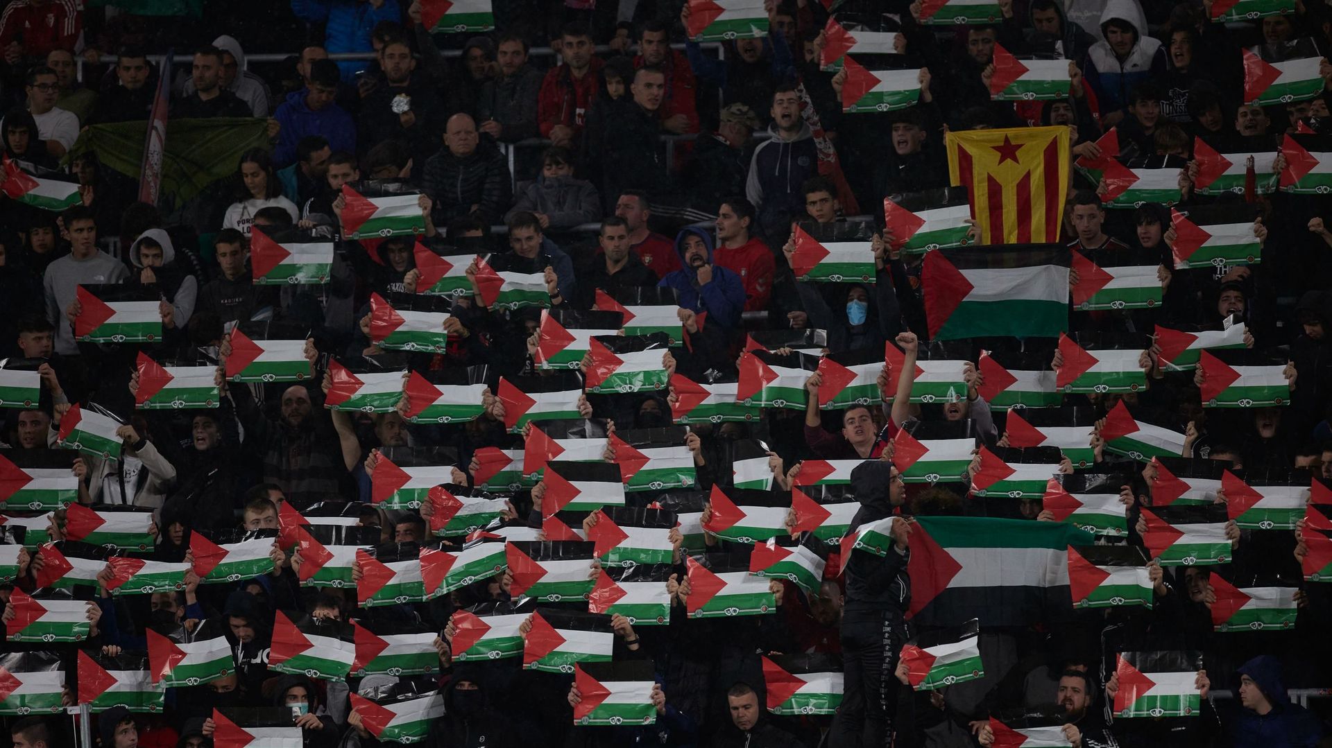 Giocatore israeliano indesiderato, bandiere palestinesi in campo: i tifosi dell’Osasuna sfidano le istruzioni del campionato spagnolo
