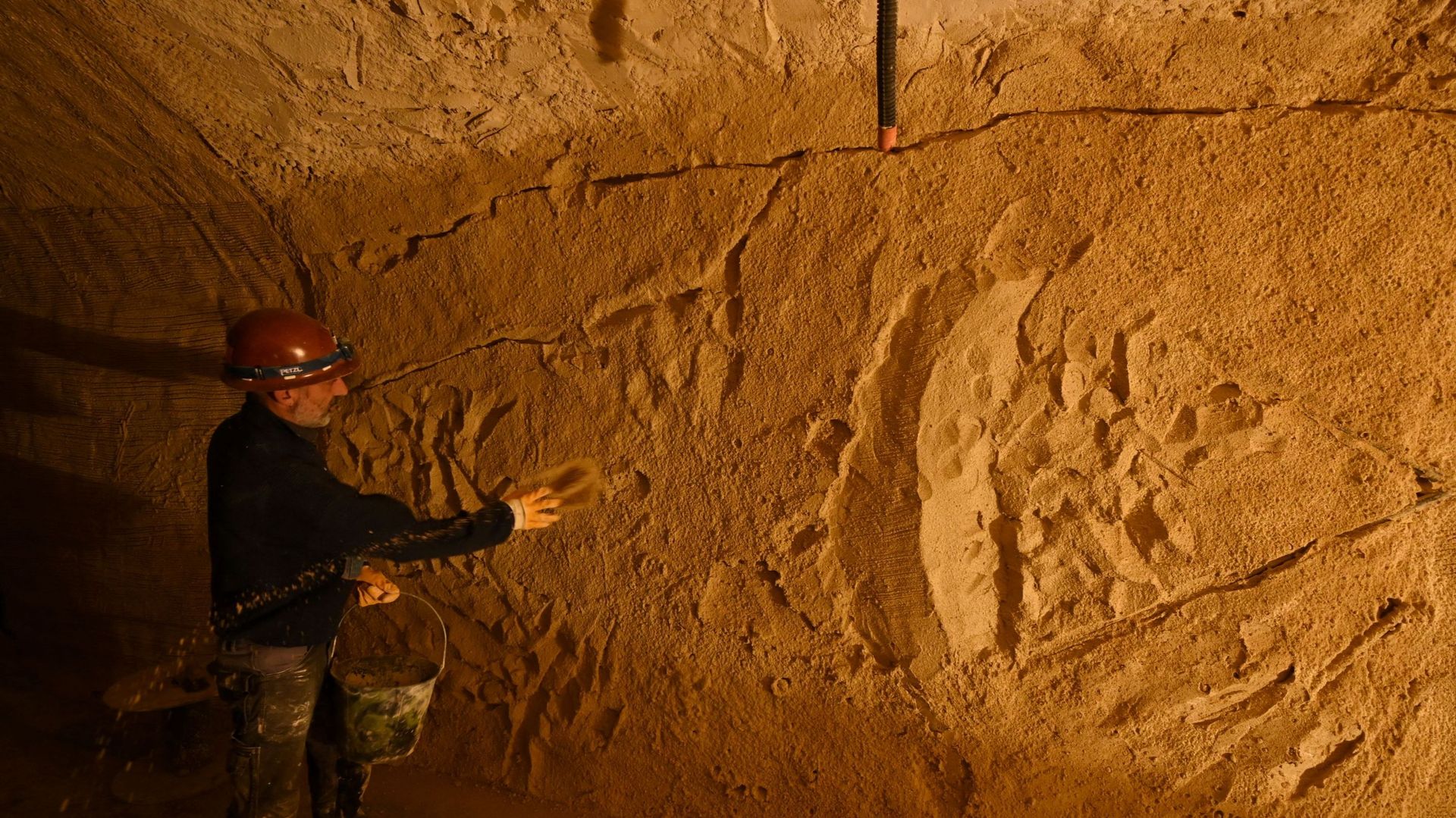 Un ouvrier sur le site de la réplique de la grotte Cosquer