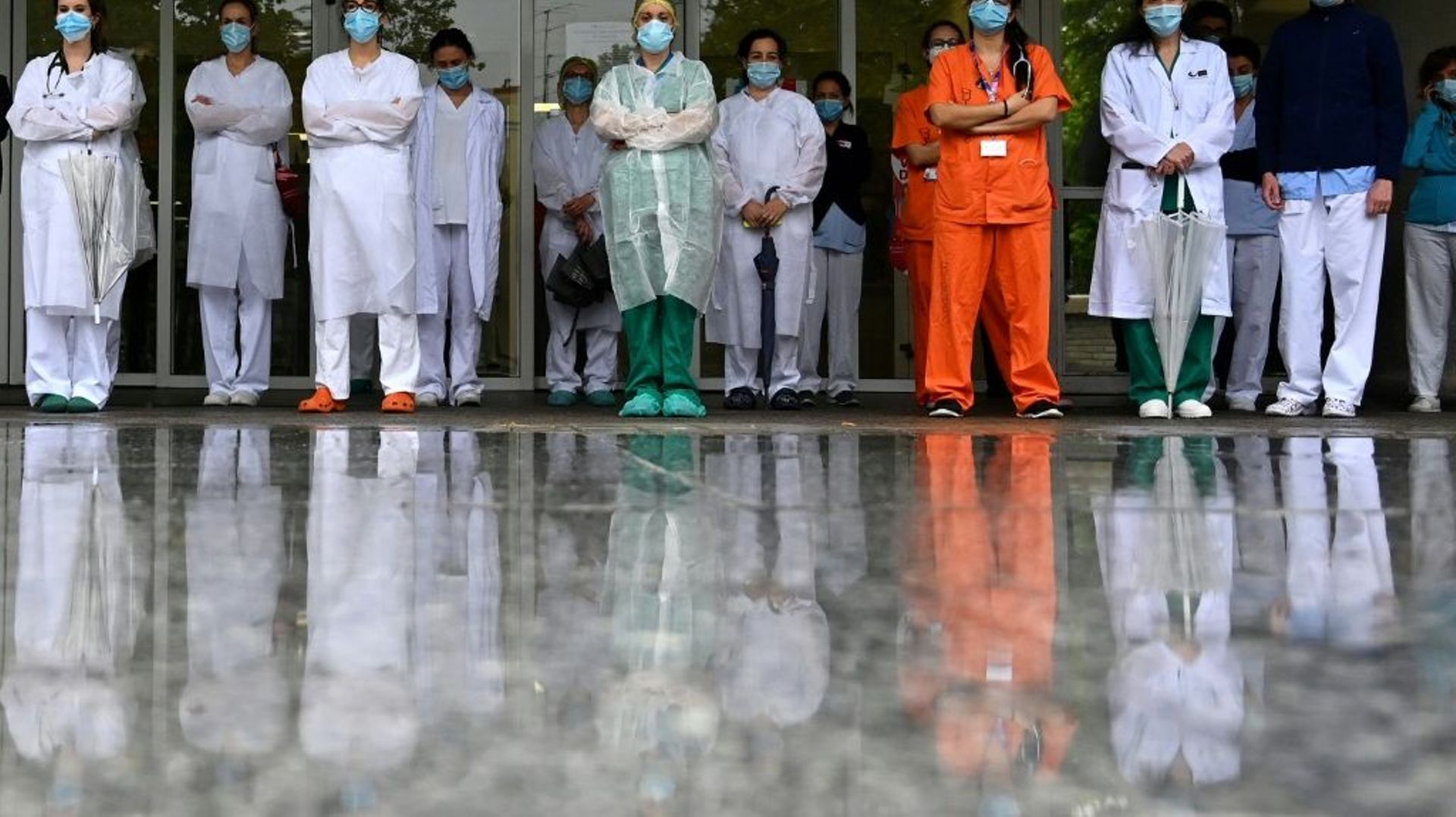 Des soignants observent une minute de silence en hommage à leurs collègues morts du Covid-19 pendant la première vague de la pandémie, le 14 mai 2020 à l'hôpital Gregorio Marañon de Madrid