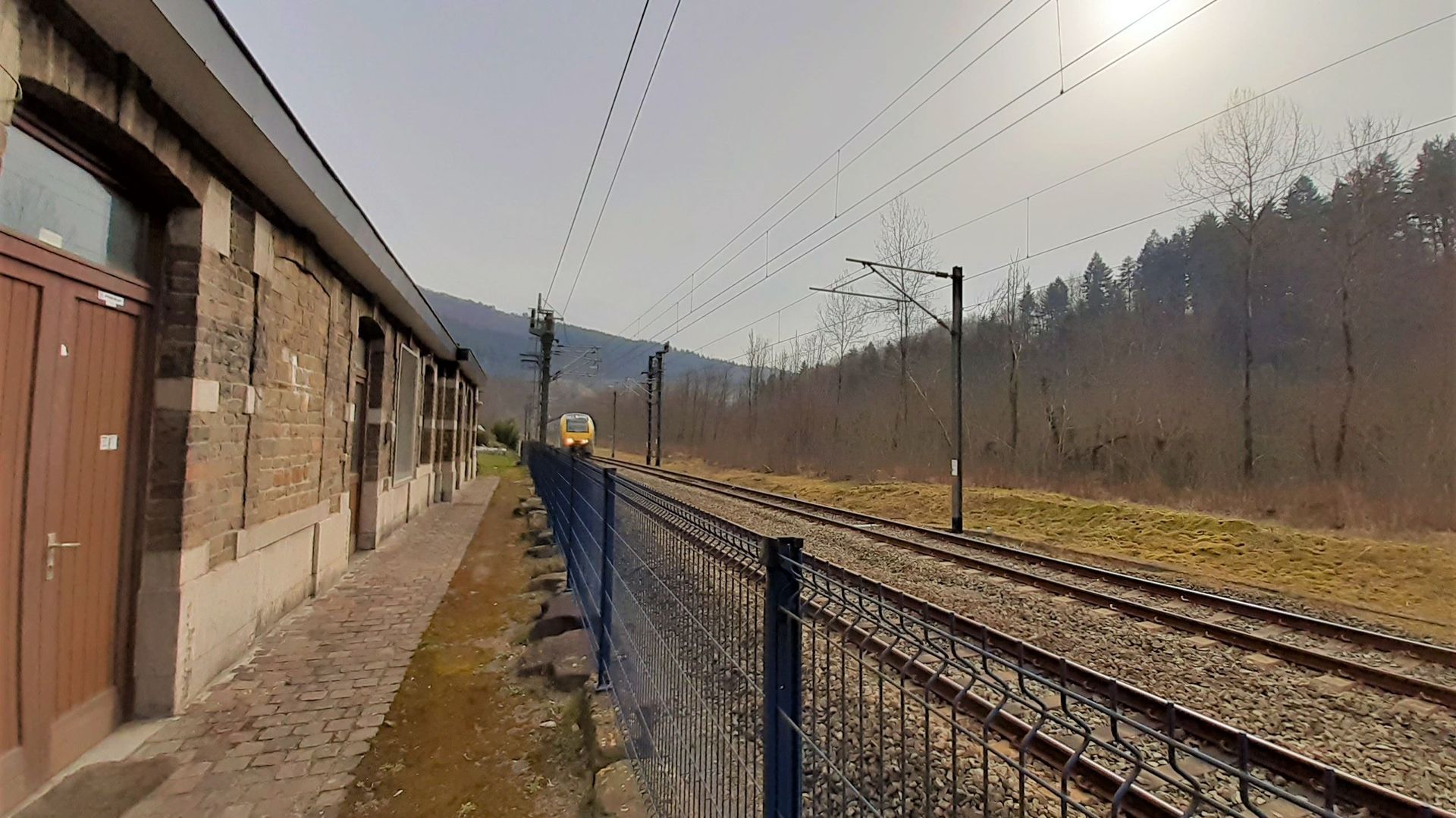 La gare de Stoumont se situe le long de la ligne 42 Liège-Gouvy-Luxembourg.