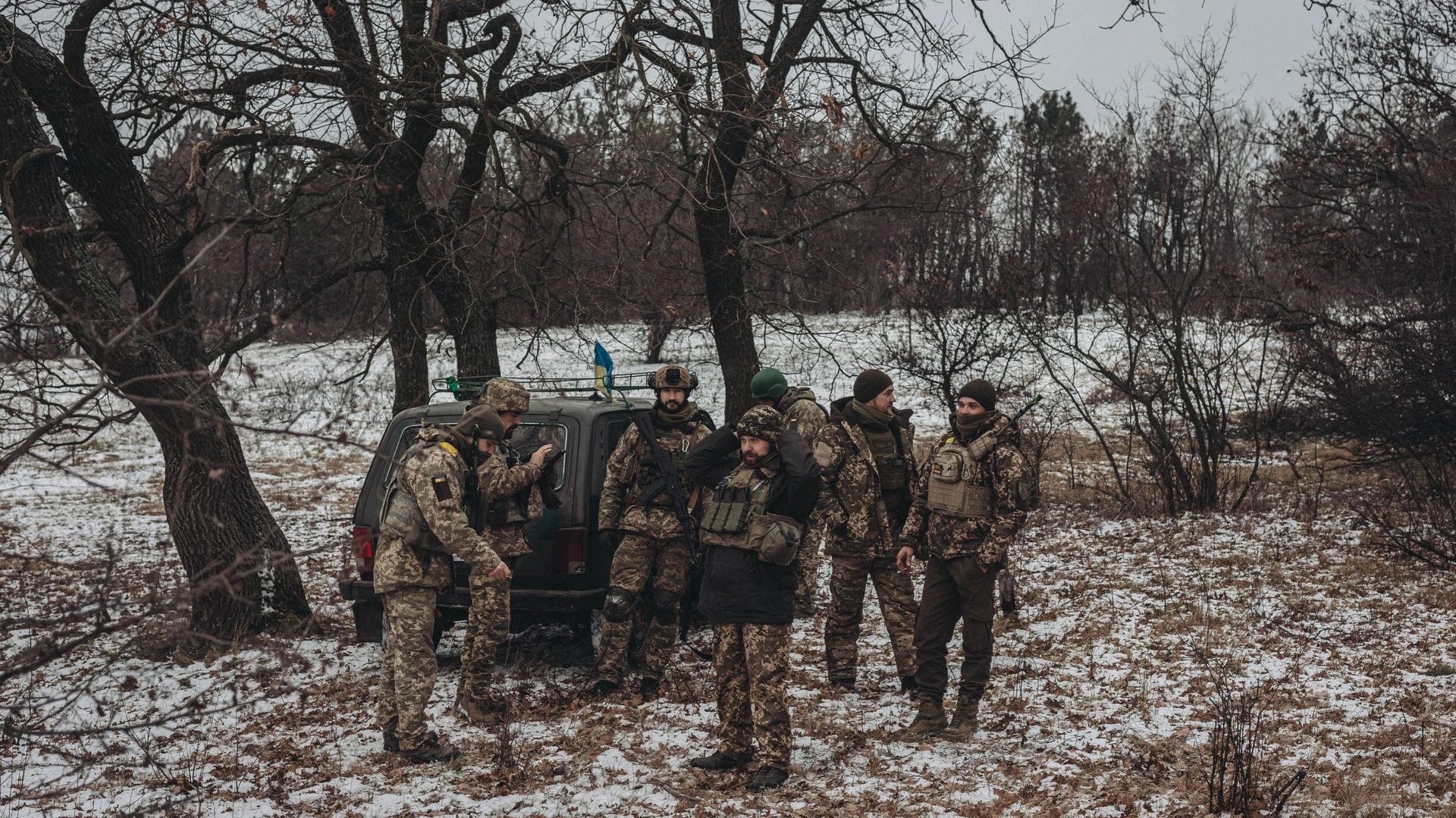 Des soldats ukrainiens discutent entre eux sur la ligne de front du Donbass, en Ukraine, le 13 janvier 2023.