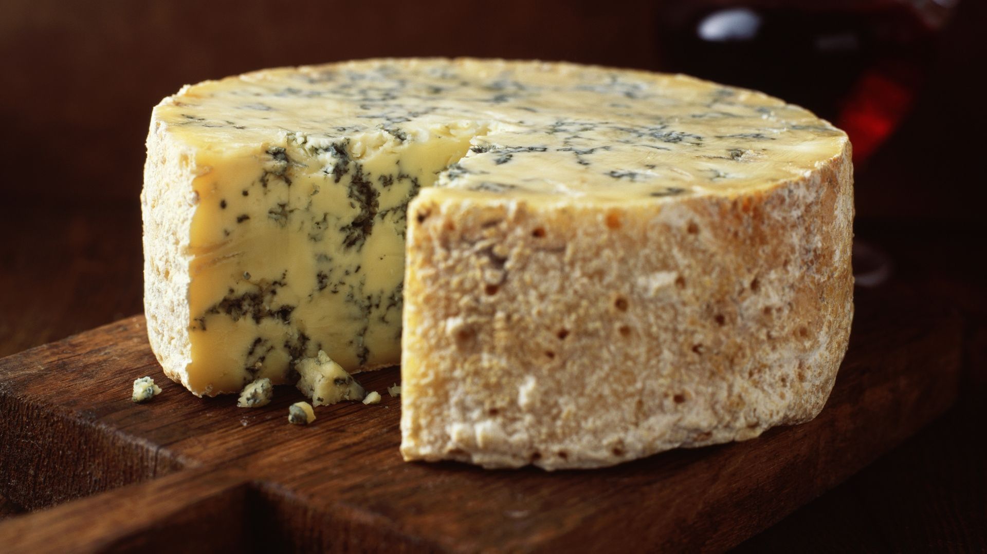 des-cacas-de-2700-ans-revelent-que-les-mineurs-de-lage-du-fer-mangeaient-du-fromage-bleu-et-buvaient-de-la-biere