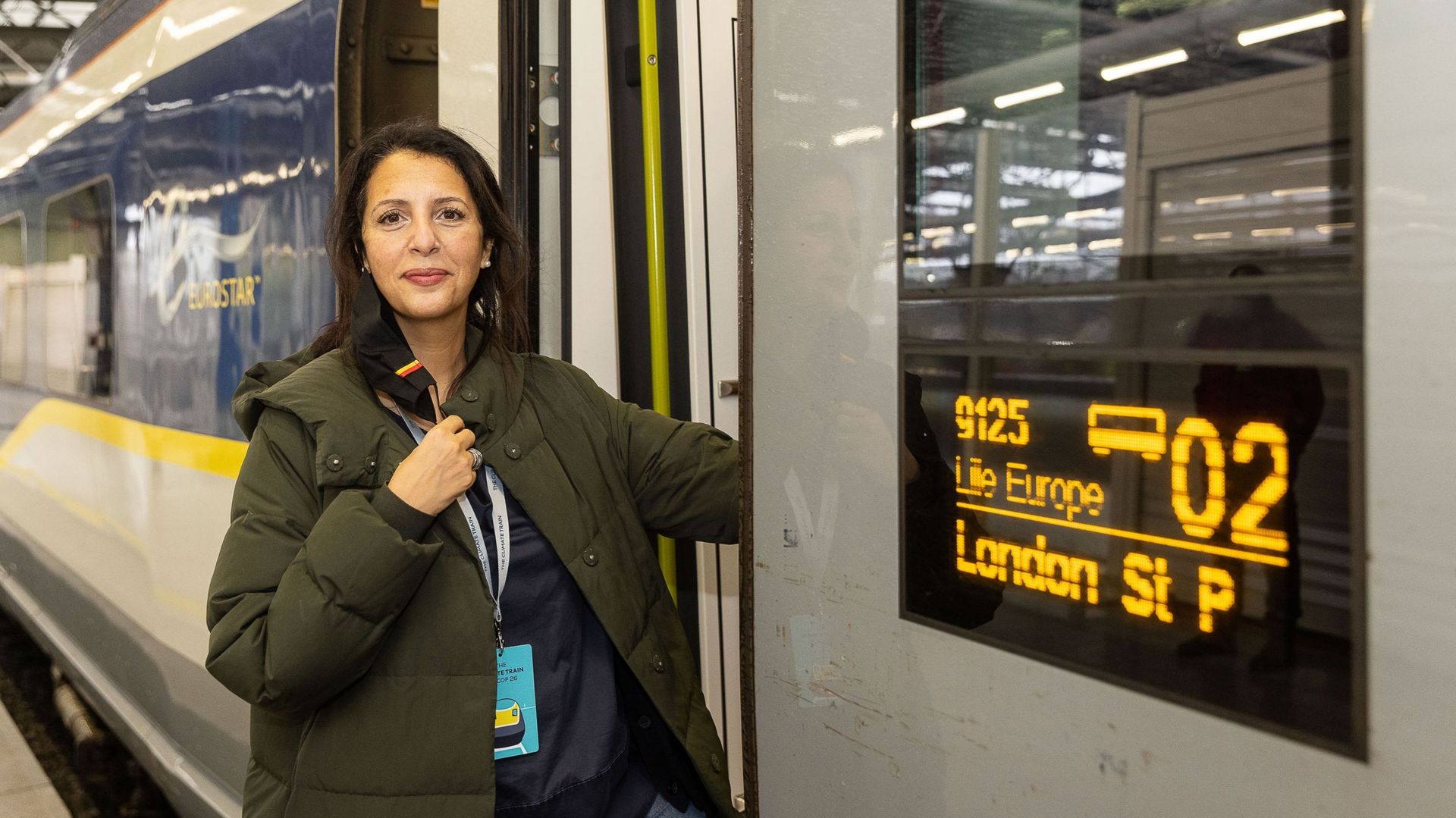 La ministre fédérale du Climat, Zakia Khattabi, lors de l'embarquement dans le train vers la COP26 à Glasgow, le 30 octobre à la Gare de Bruxelles-Sud.