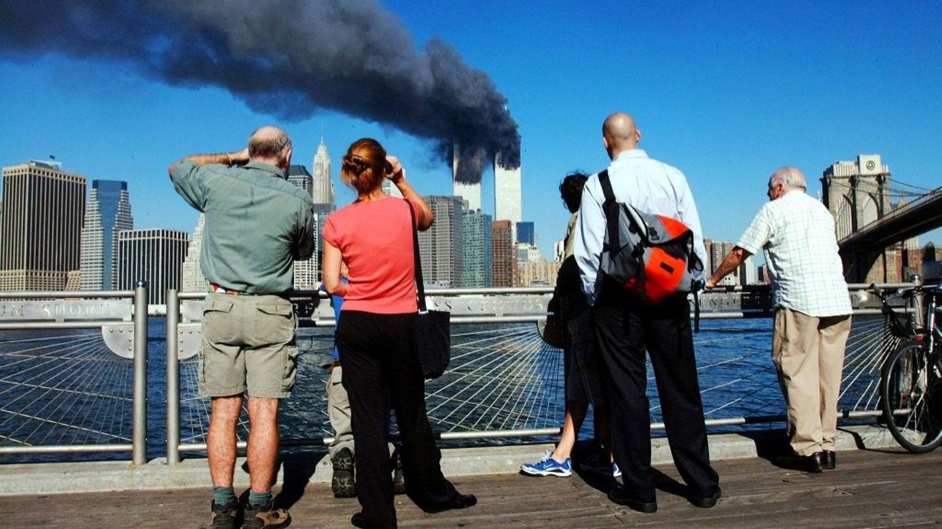 Les New-Yorkais regardent avec horreur le World Trade Center se consummer après qu'il a été percuté par des avions