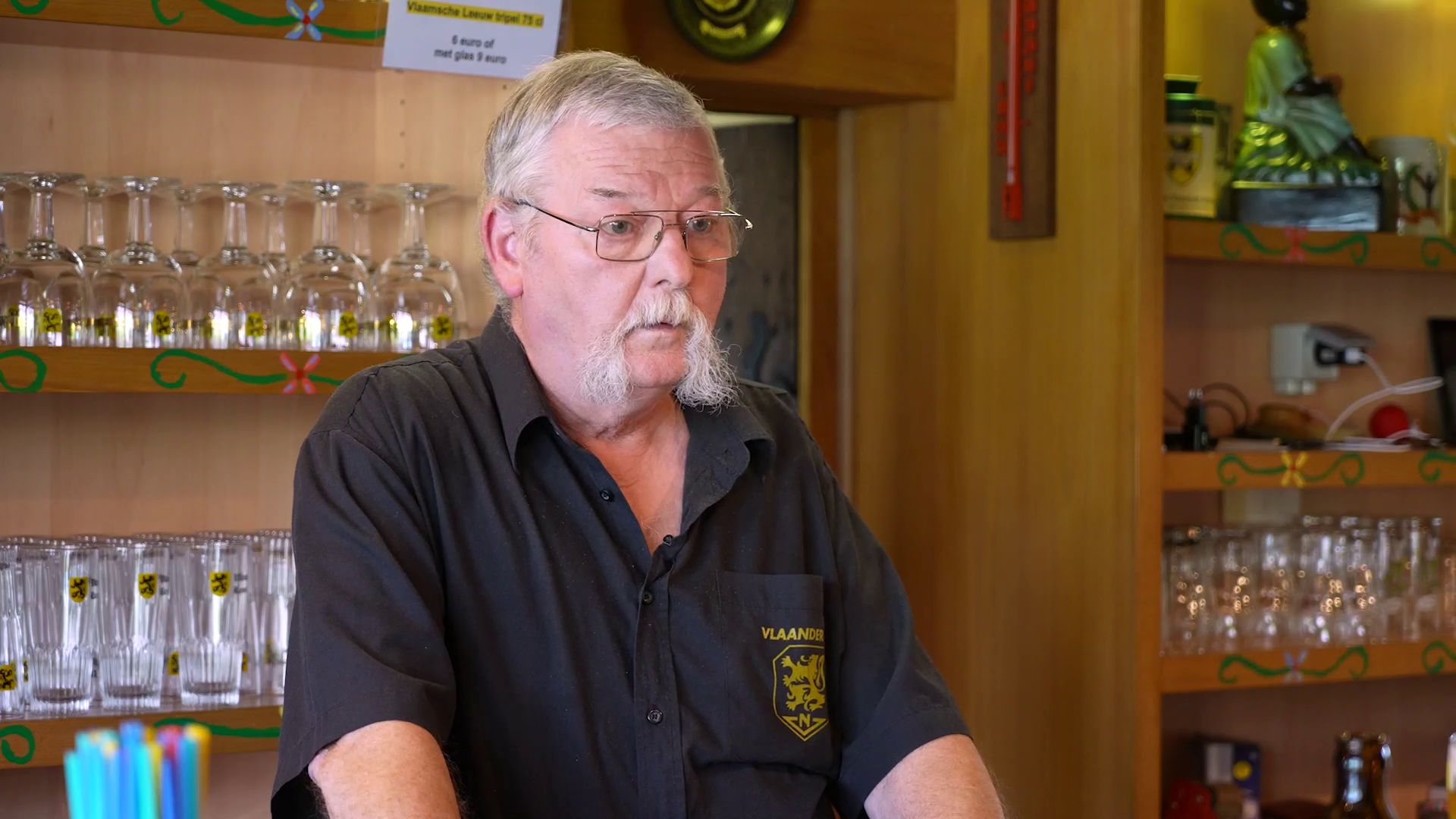 Raf, patron du café nationaliste De Klokke à Duffel, fait partie du noyau dur de l’électorat du Vlaams Belang.