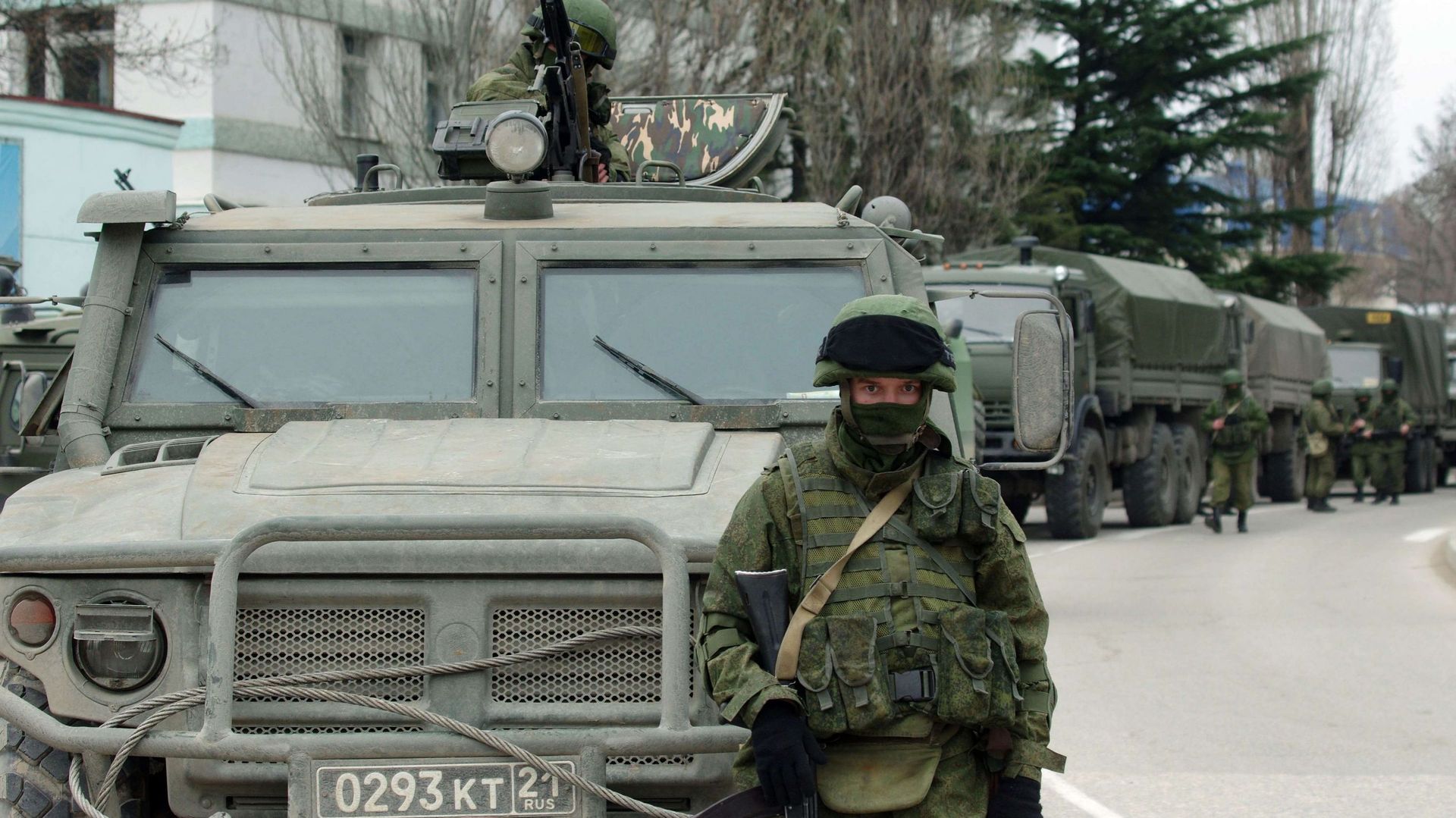 Des convois, dont les plaques d'immatriculation sont russes, se disposent en Crimée