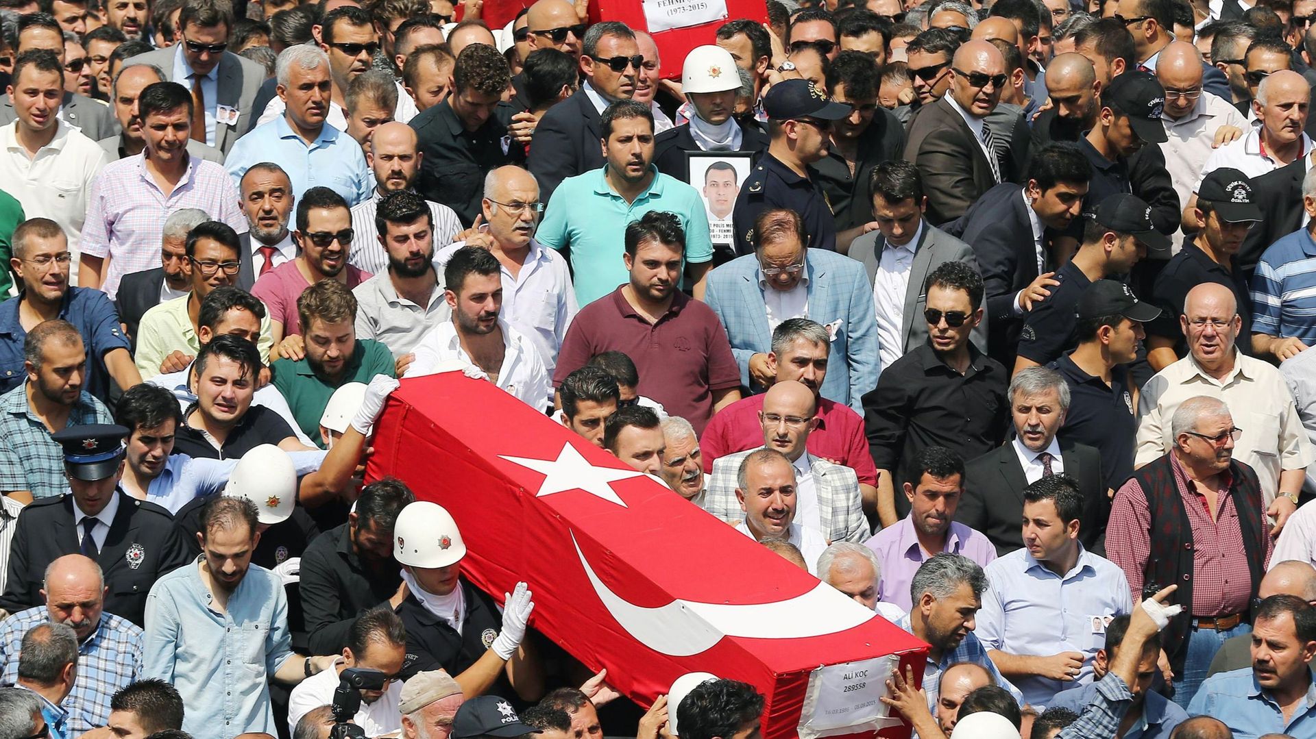 Les drapeaux turcs ré-apparaissent sur les cercueils des militaires et policiers assassinés par le PKK, comme dans les années 90. 