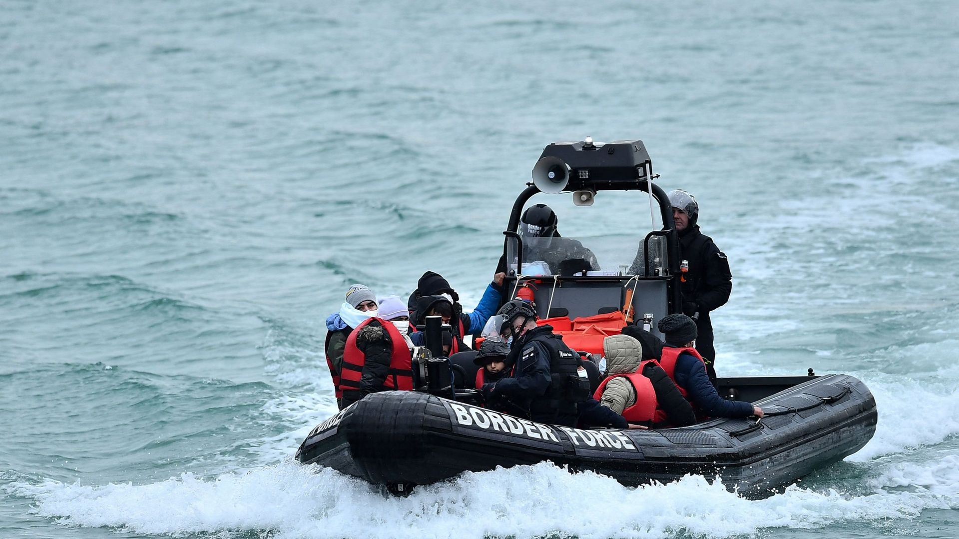 La marine française secourt 40 migrants dans la Manche