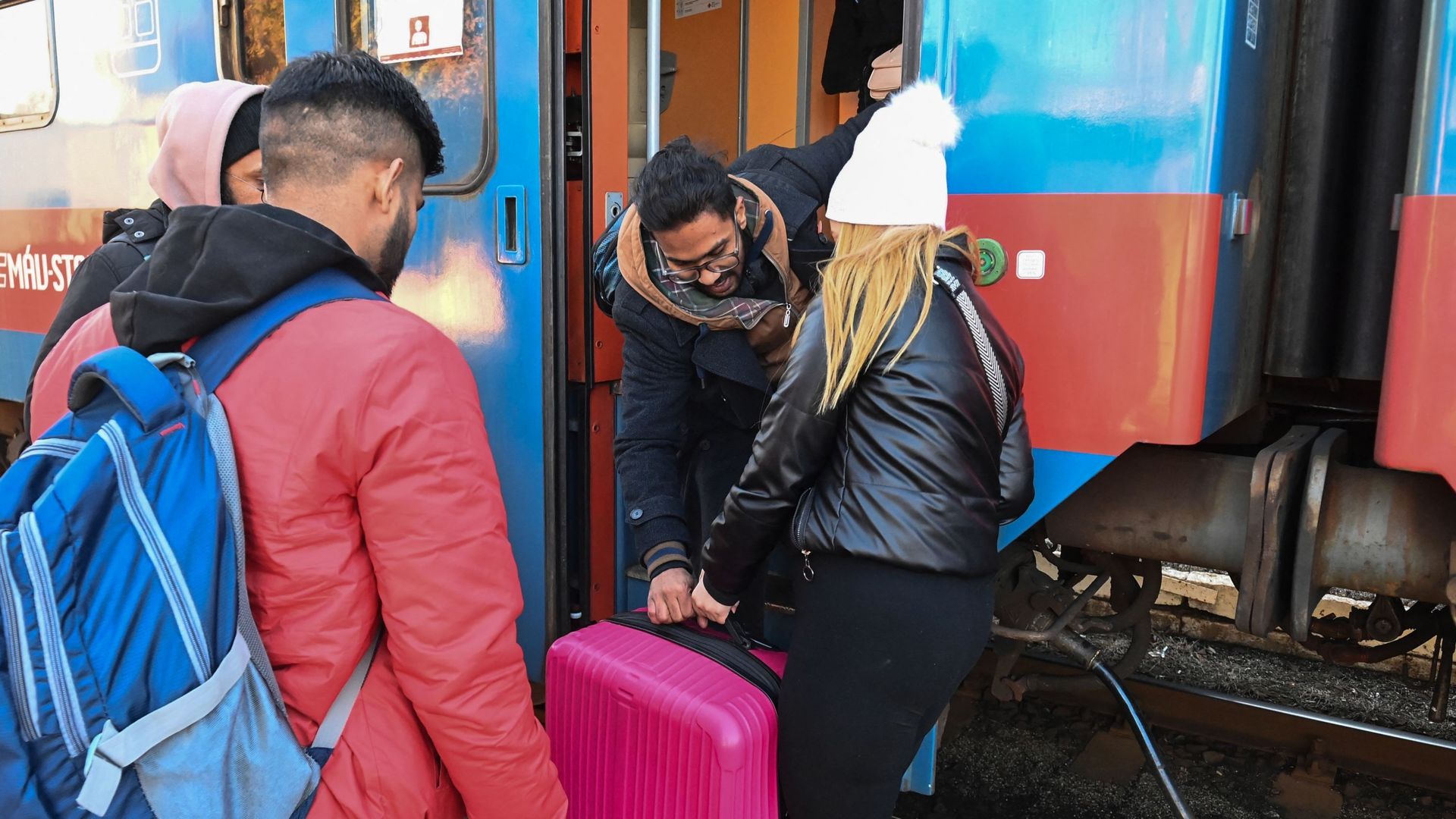 Des réfugiés arrivent en train à Zahonyi, à la frontière entre l’Ukraine et la Hongrie.