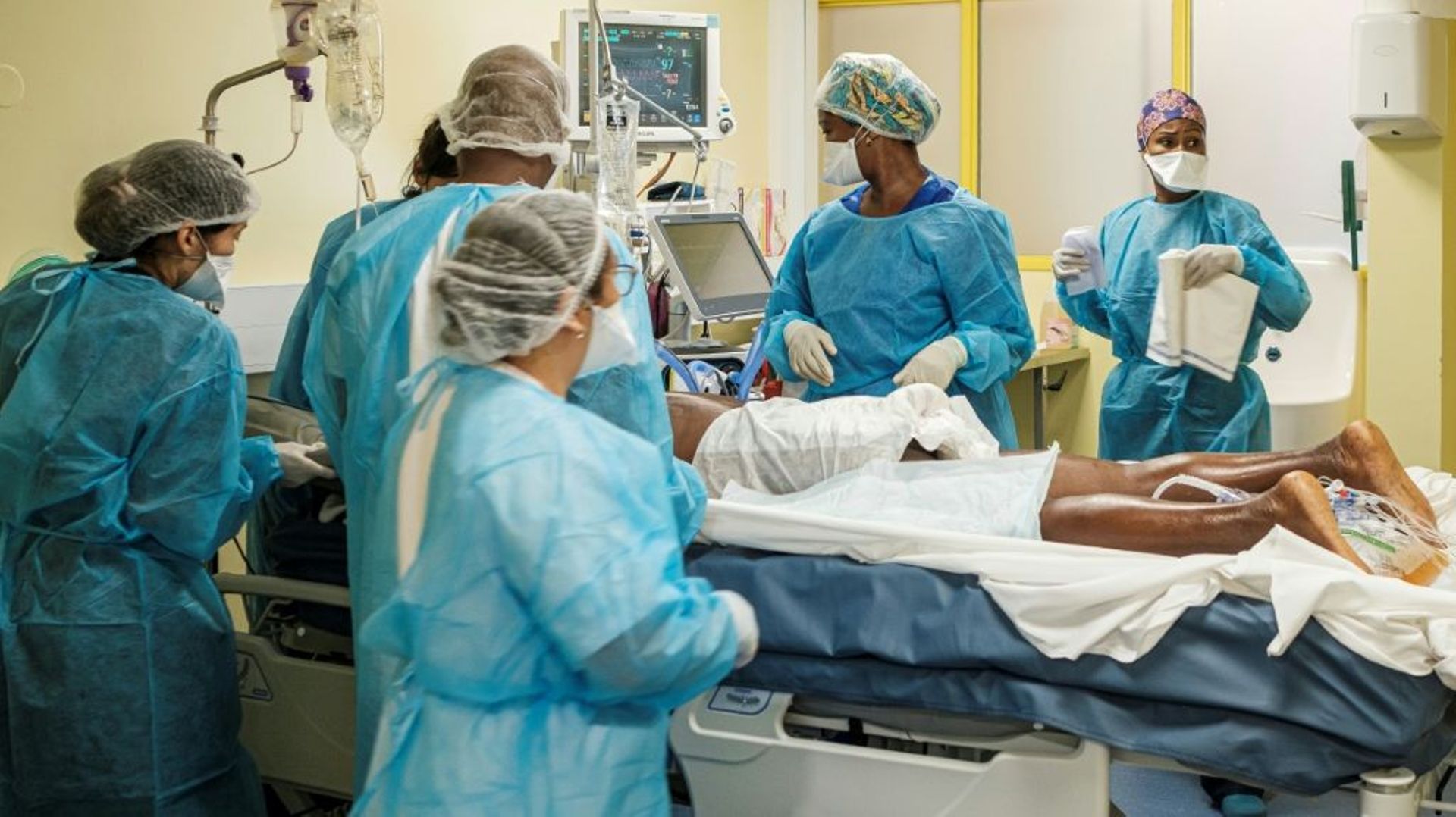 Une unité de soins intensifs aux urgences du Centre Hospitalier de Cayenne, à
Cayenne, le 25 septembre 2021