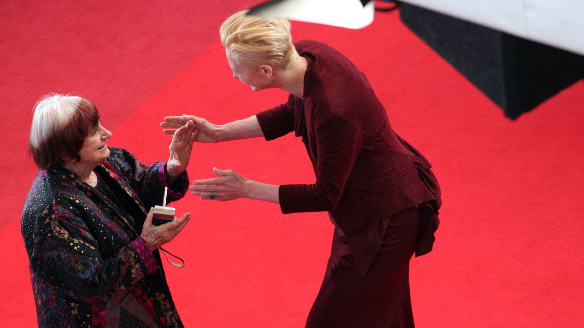 L'actrice Tilda Swinton et Agnès Varda en 2009 à Cannes, pour la présentation du film "Up" (Pixar)