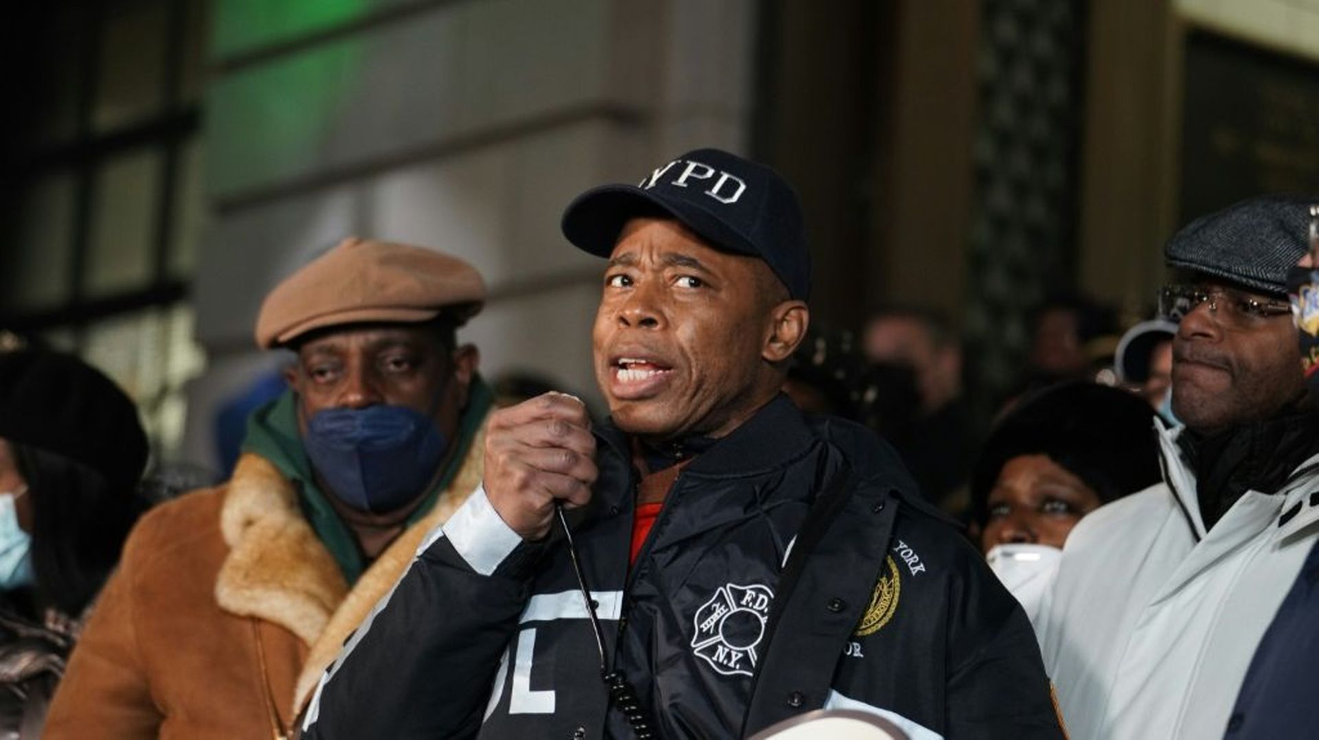 Le maire de New York Eric Adams à Harlem, après le décès de deux policiers, le 22 janvier 2022