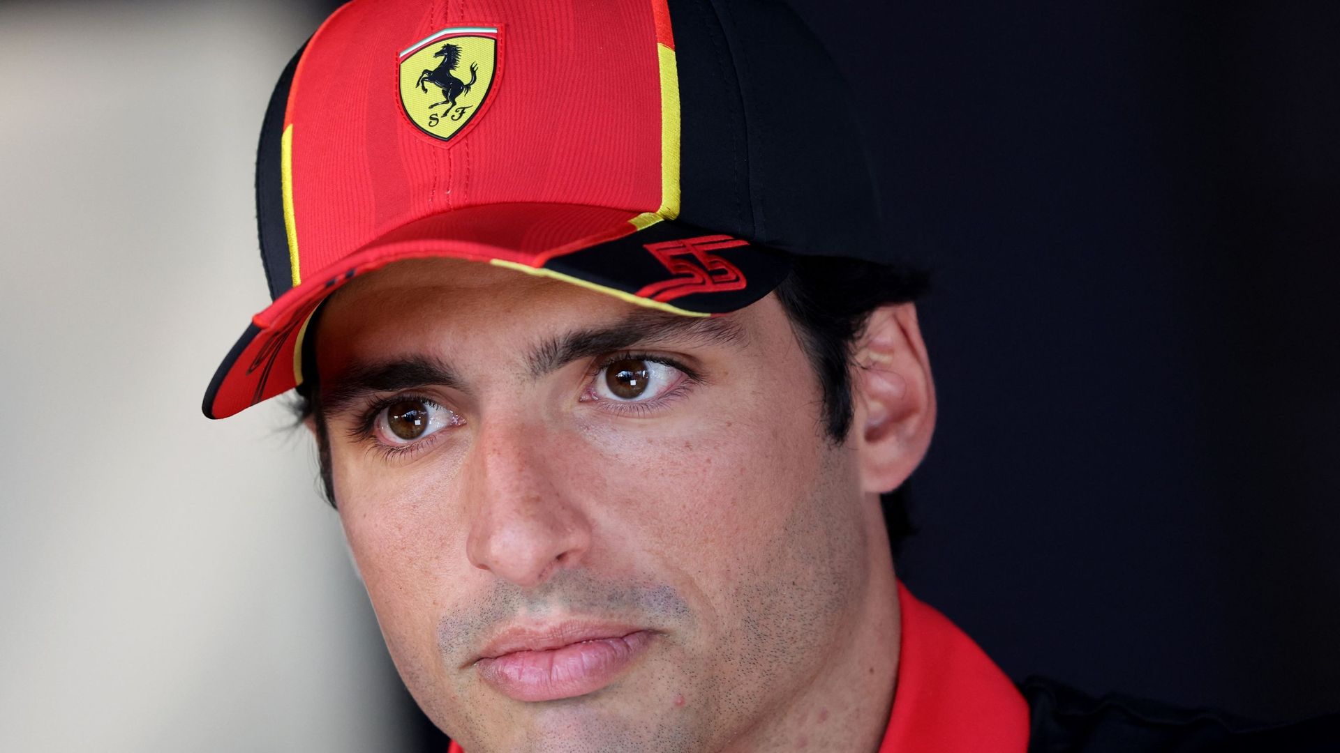 Carlos Sainz n’estime pas qu’il a plus de pression parce qu’il défend les couleurs de la Scuderia Ferrari.