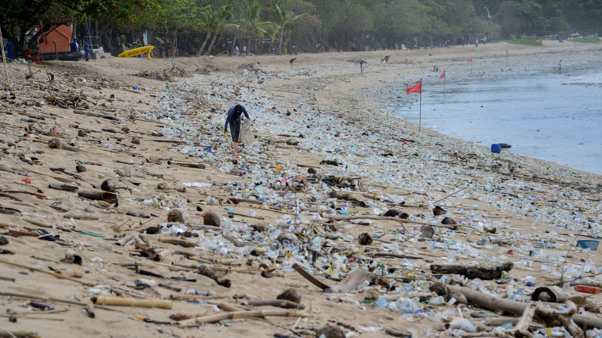 La plage de Kuta à Bali croule sous 30 tonnes de déchets plastiques