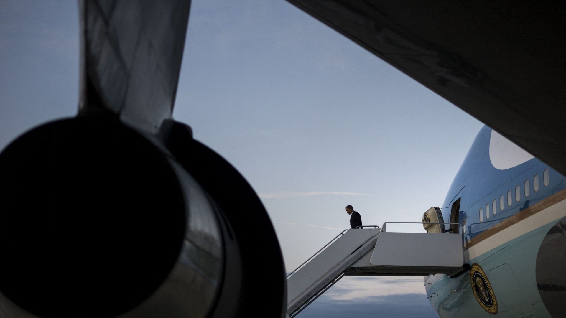 Le président américain Barack Obama descend d'Air Force One à la base aérienne d'Andrews le 4 février 2013 dans le Maryland.