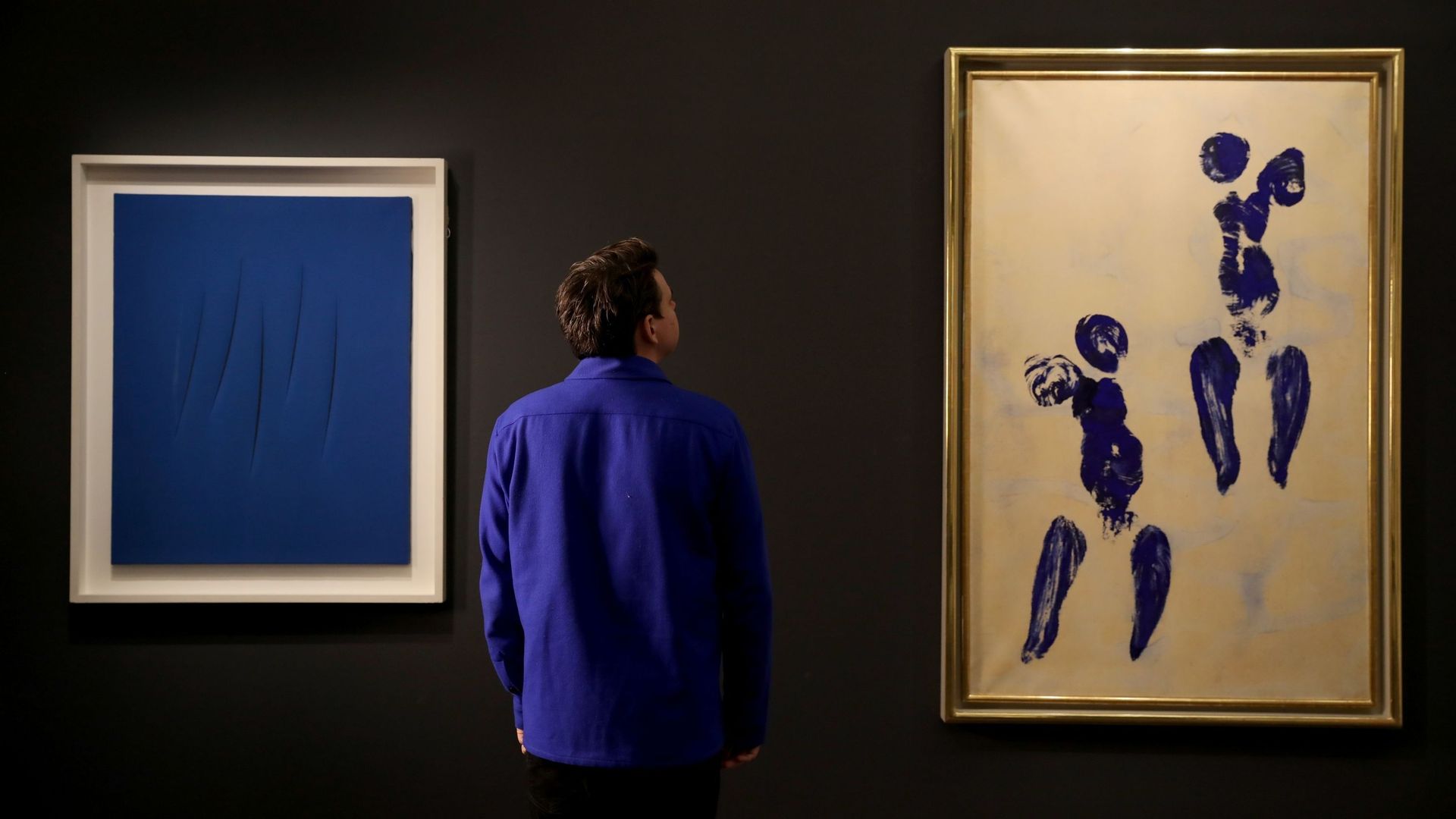 Des œuvres de Lucio Fontana et Yves Klein sont exposées chez Sotheby’s le 7 février 2020 à Londres, Angleterre.