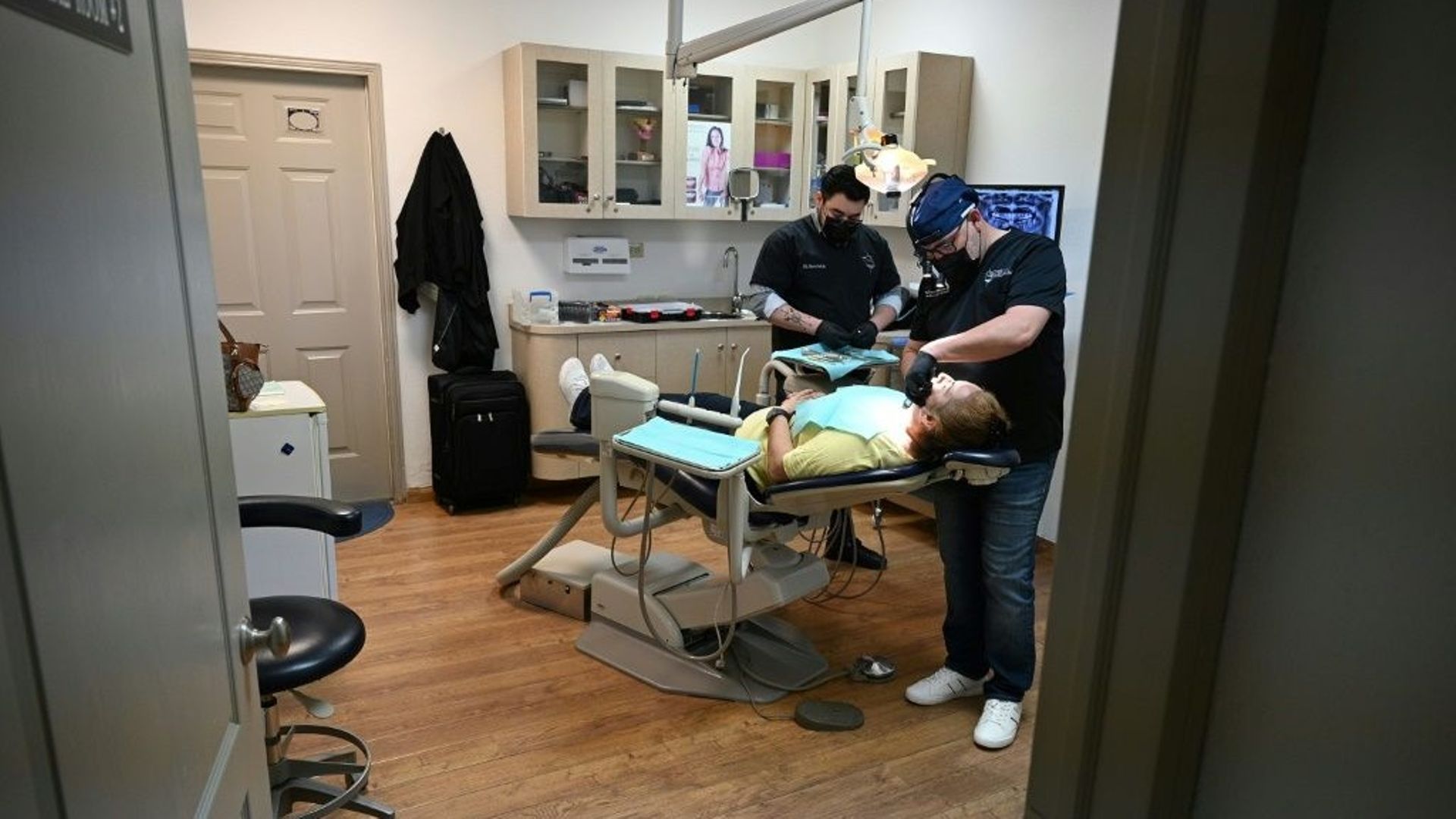 Un dentiste s'occupe d'un patient américain au cabinet Rubio Dental Group, à Los Algodones, au Mexique.
